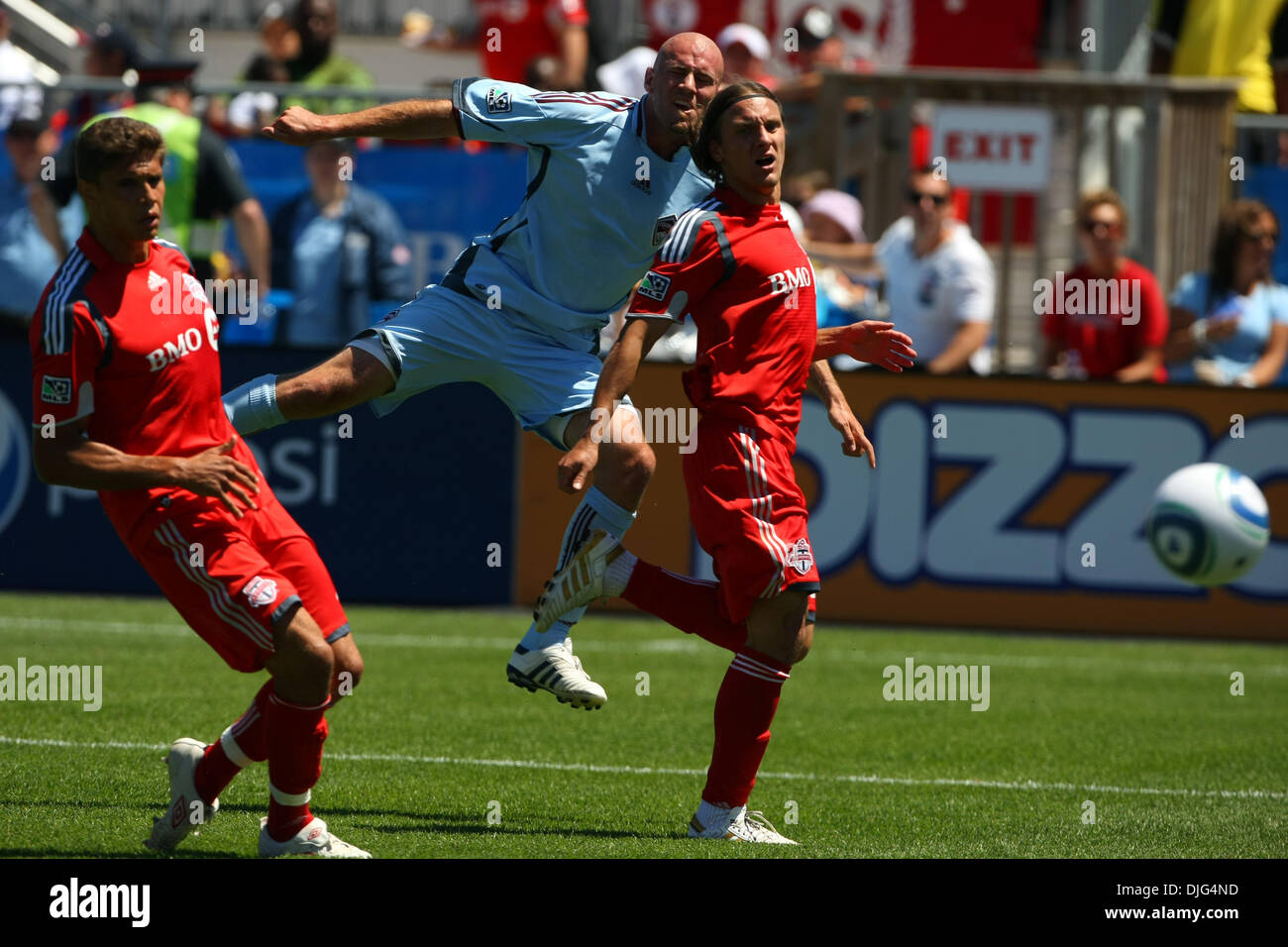 10. Juli 2010 - Toronto, Ontario, Kanada - 10. Juli 2010: Colorado Rapids nach vorne und Toronto FC Verteidiger Maksim Usanov (33) Kampf um die Kontrolle über den Ball im BMO Field in Toronto, Ontario... Obligatorische Credit: Anson Hung / Southcreek Global. (Kredit-Bild: © Southcreek Global/ZUMApress.com) Stockfoto