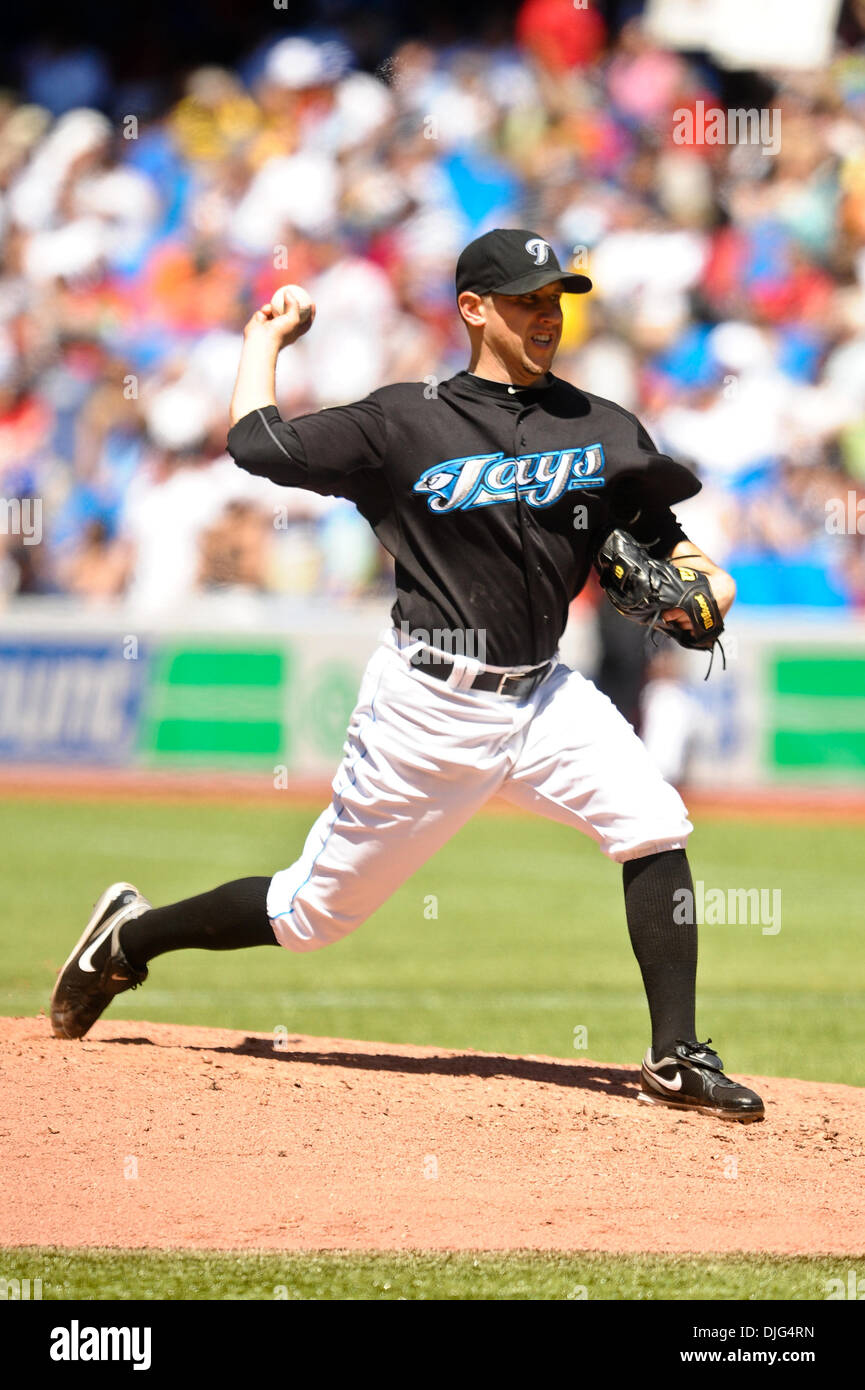 10. Juli 2010 - Toronto, Ontario, Kanada - 10. Juli 2010: Blue Jays Reliever Shawn Camp (57) liefert einen Stellplatz im fünften Inning. Die Toronto Blue Jays besiegt Boston Red Sox-9 - 5 im Rogers Centre in Toronto, Ontario... Obligatorische Credit: Geoff Bolte / Southcreek Global (Kredit-Bild: © Southcreek Global/ZUMApress.com) Stockfoto