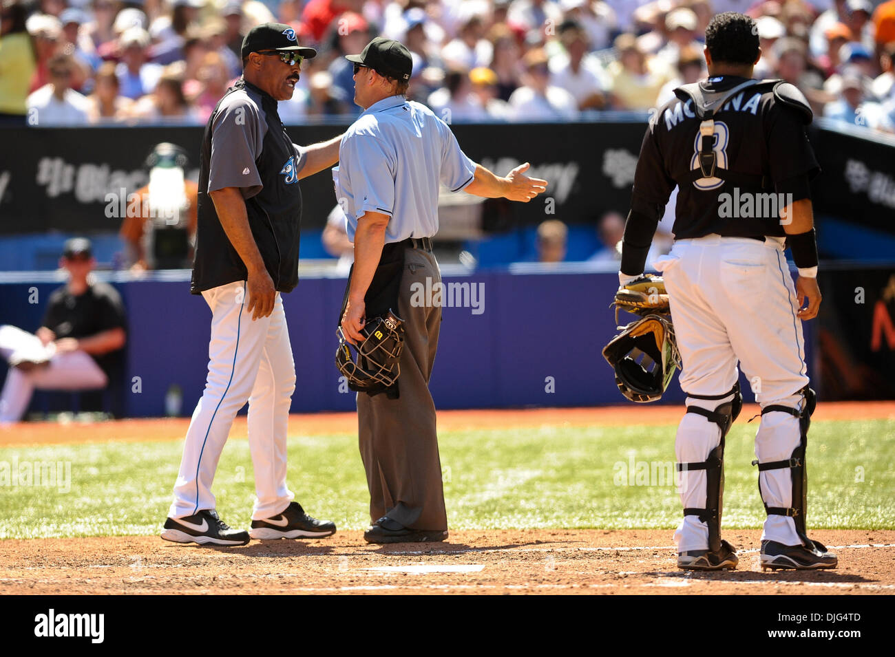 10. Juli 2010 - Toronto, Ontario, Kanada - 10. Juli 2010: Manager Cito Gaston (43, l) streitet mit Home-Plate Umpire Jeff Kellogg über Red Sox erster Basisspieler Kevin Youkilis (20) Hit von Tonhöhe im sechsten Inning. Die Toronto Blue Jays besiegt Boston Red Sox-9 - 5 im Rogers Centre in Toronto, Ontario... Obligatorische Credit: Geoff Bolte / Southcreek Global (Kredit-Bild: © Southcre Stockfoto