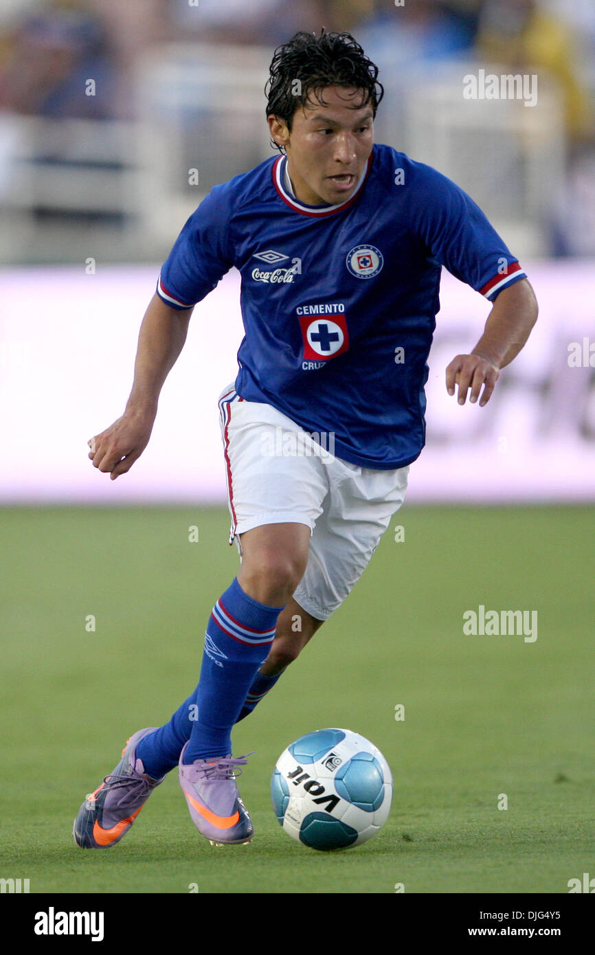 10. Juli 2010 - Pasadena, California, Vereinigte Staaten von Amerika - 10. Juli 2010: Cruz Azul Mittelfeldspieler Cesar Villaluz dribbelt den Ball auf dem Spielfeld, während ein Freundschaftsspiel in der Rose Bowl in Pasadena, Kalifornien.       . Obligatorische Credit: Tony Leon / Southcreek Global (Kredit-Bild: © Southcreek Global/ZUMApress.com) Stockfoto