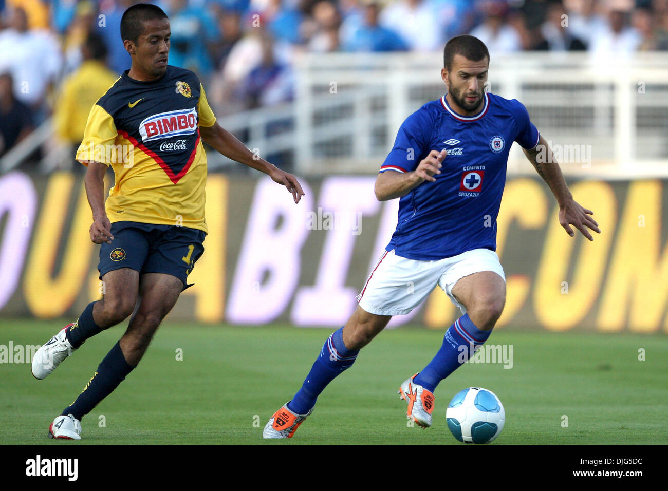 Cruz Azul Stürmer Emanuel Villa dribbelt den Ball auf dem Spielfeld während der Verteidigung von Club America forward Armando Sanchez.  Bei einem Freundschaftsspiel in der Rose Bowl in Pasadena, Kalifornien. (Kredit-Bild: © Tony Leon/Southcreek Global/ZUMApress.com) Stockfoto