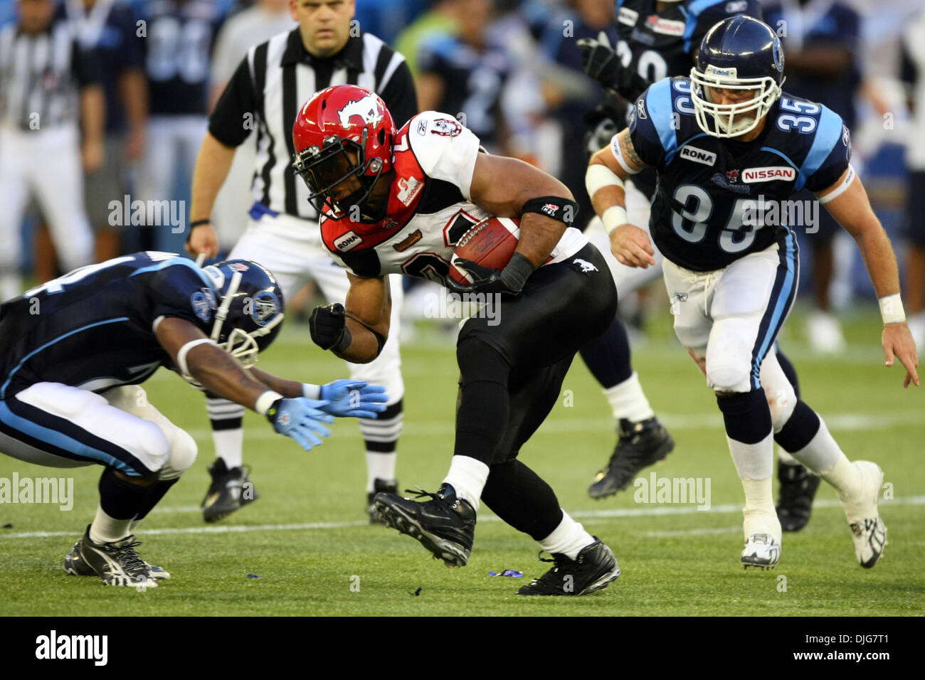 14. Juli 2010 - Toronto, Ontario, Kanada - 14. Juli 2010: Calgary Stampeders Runningback Joffrey Reynolds (21) nimmt die Kugel Upfield im Rogers Centre in Toronto, Ontario. Obligatorische Credit: Anson Hung / Southcreek Global. (Kredit-Bild: © Southcreek Global/ZUMApress.com) Stockfoto
