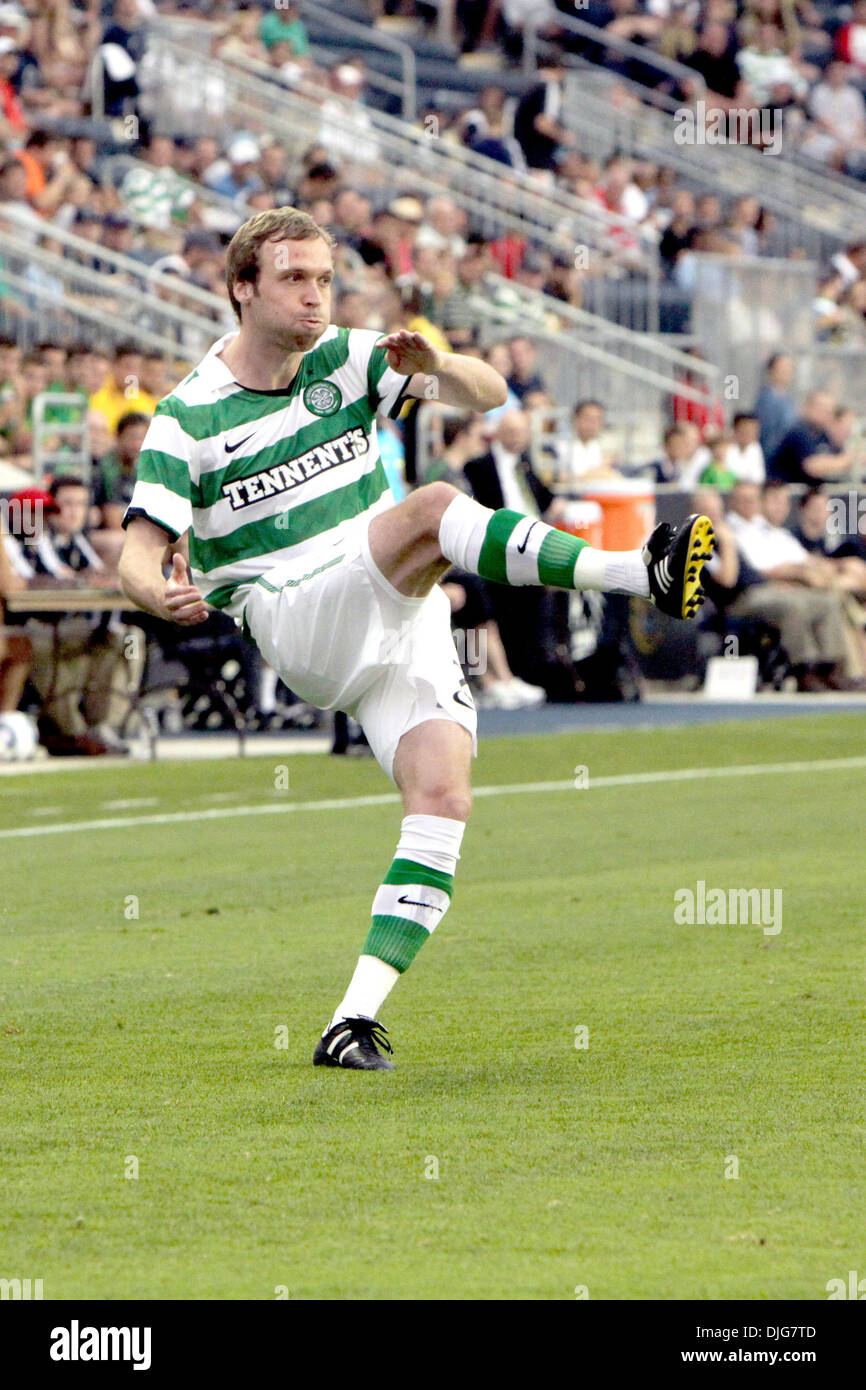 14. Juli 2010 - Chester, Pennsylvania, Vereinigte Staaten von Amerika - 14. Juli 2010: Celtic FC-Verteidiger Andreas Hinkel (#2) kickt den Ball während des Spiels gegen Philadelphia Union im PPL Park in Chester, Pennsylvania. Die Union gewann 1: 0. Obligatorische Credit: Kate McGovern / Southcreek Global (Kredit-Bild: © Southcreek Global/ZUMApress.com) Stockfoto