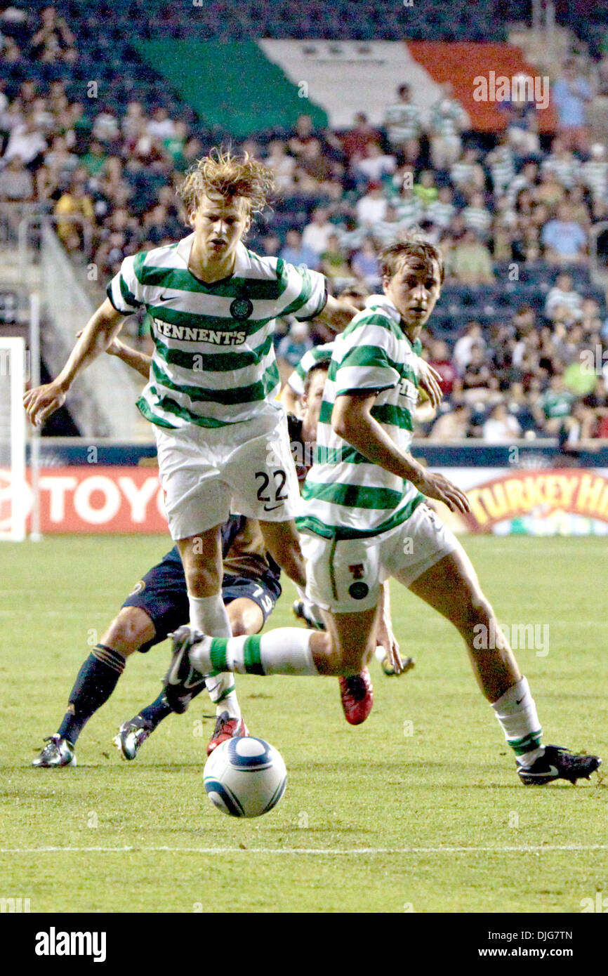 14. Juli 2010 - Chester, Pennsylvania, Vereinigte Staaten von Amerika - 14. Juli 2010: als Philadelphia Union vorwärts Jack McInerney (#19) fällt, Celtic FC Verteidiger Glenn Loovens (#22) Mailand durchgeführte (#15) gehen Sie nach den Ball während des Spiels im PPL Park in Chester, PA Die Union gewann 1: 0. Obligatorische Credit: Kate McGovern / Southcreek Global (Kredit-Bild: © Southcreek Global/ZUMApress.com) Stockfoto