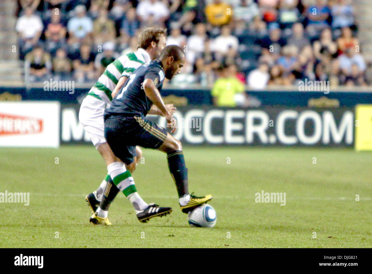 Philadelphia union Mittelfeldspieler Fred (#7) kämpft gegen Celtic FC-Verteidiger Andreas Hinkel (#2) während des Spiels im PPL Park in Chester, Pennsylvania. Die Union gewann 1: 0. (Kredit-Bild: © Kate McGovern/Southcreek Global/ZUMApress.com) Stockfoto