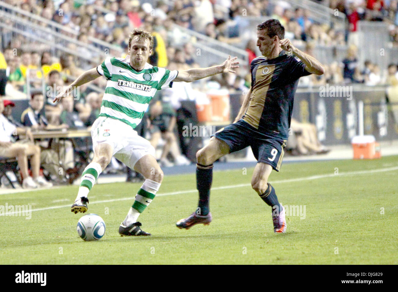 Celtic FC-Verteidiger Andreas Hinkel (#2) kämpft Philadelphia Union vorwärts Sebastien Le Toux (#9) für den Ball während des Spiels im PPL Park in Chester, Pennsylvania. Die Union gewann 1: 0. (Kredit-Bild: © Kate McGovern/Southcreek Global/ZUMApress.com) Stockfoto