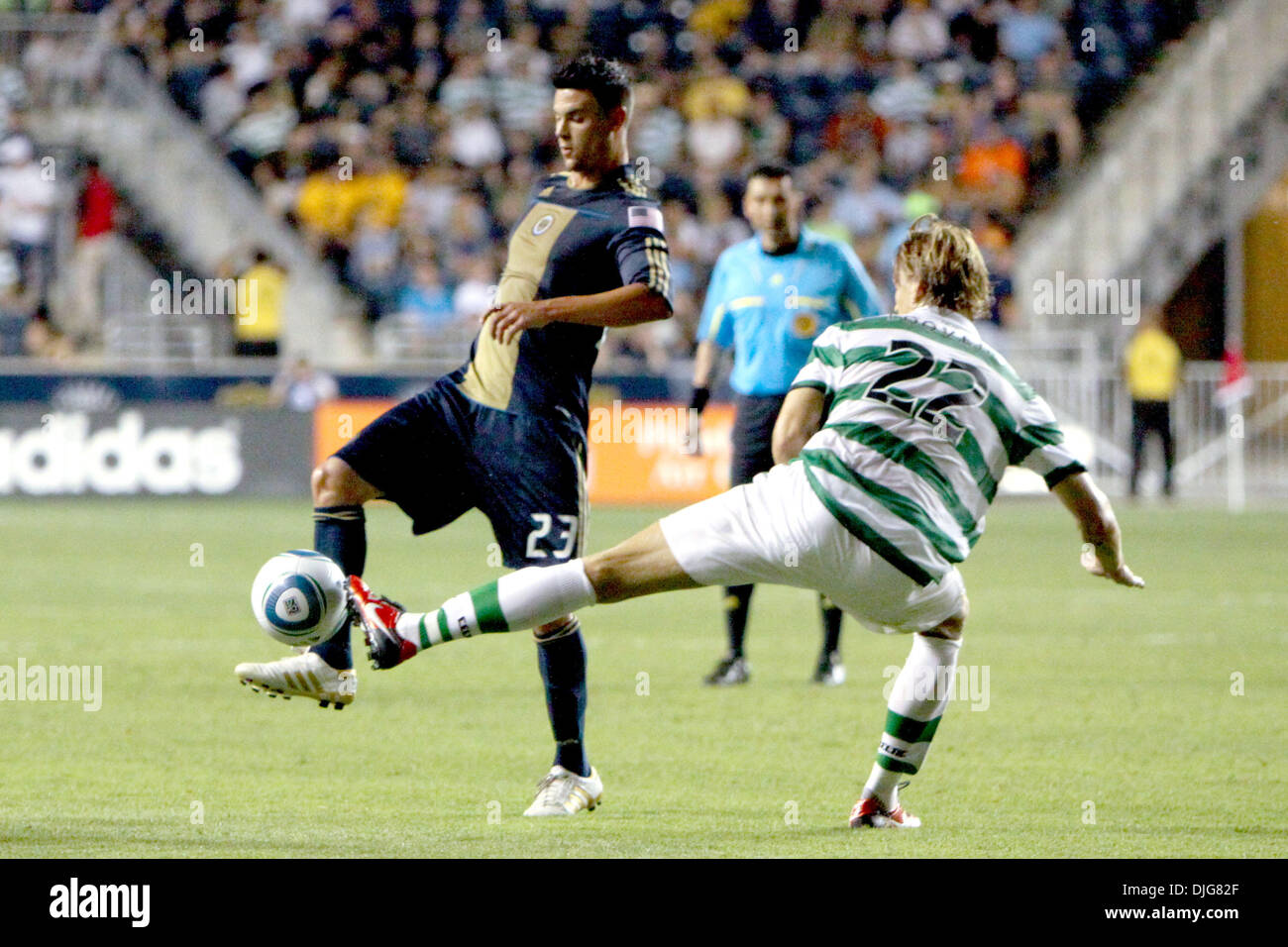 Philadelphia Union Mittelfeldspieler Nick Zimmerman (#23) tritt gegen Celtic FC Verteidiger Glenn Loovens (#22) während des Spiels im PPL Park in Chester, Pennsylvania. Die Union gewann 1: 0. (Kredit-Bild: © Kate McGovern/Southcreek Global/ZUMApress.com) Stockfoto