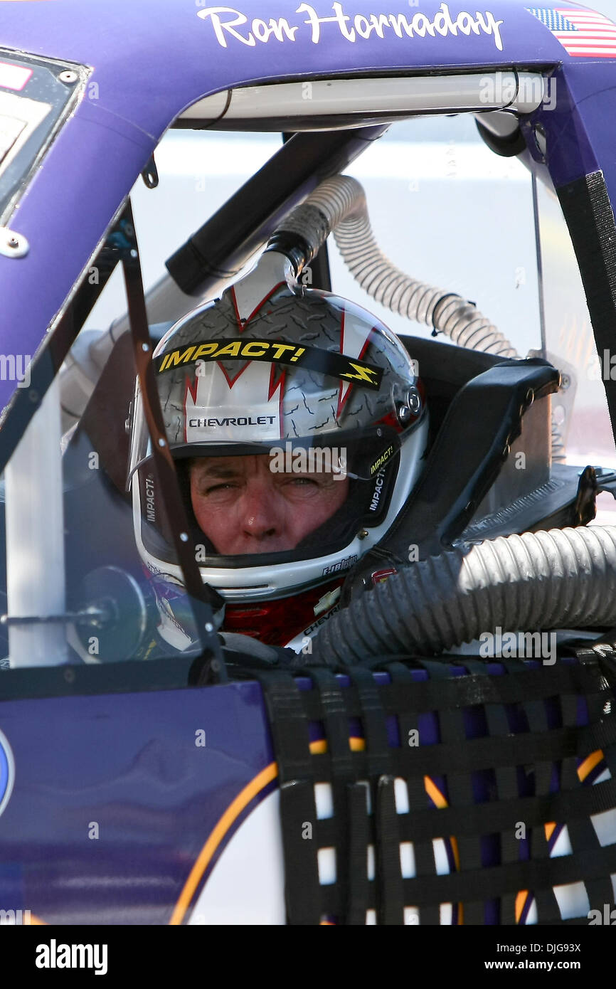 16. Juli 2010 - Madison, Illinois, Vereinigte Staaten von Amerika - 16. Juli 2010: Ron Hornaday Jr. (#33, Charta Chevrolet) wartet auf seine Crew geben ihm die Go ahead seinen LKW im letzten Training von der NASCAR Camping World Truck Series auf dem Gateway International Raceway in Madison, Illinois zu laufen.  Das Rennen musste wegen einer Regionalmacht f bis Samstag, den 17. Juli, verschoben werden Stockfoto