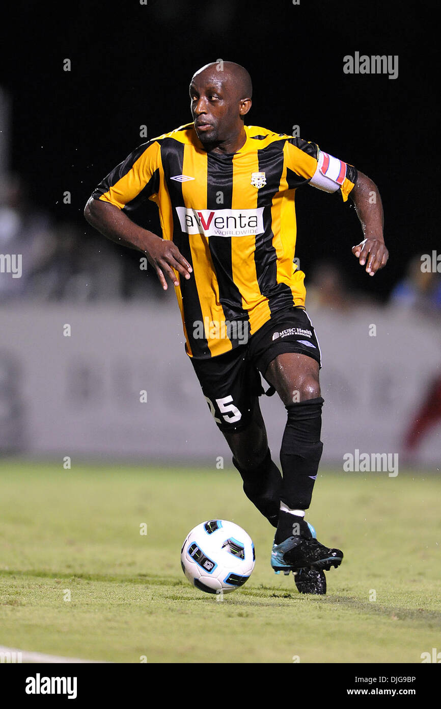 16. Juli 2010 - Charleston, South Carolina, Vereinigte Staaten von Amerika - 17. Juli 2010: Charleston Battery Defender, John Wilson (25) bewegt sich der Ball im Blackbaud Stadion in Charleston, South Carolina.  Endstand;  Wanderers 2 - Charleston 0.XX obligatorisch Credit: Marty Bingham / Southcreek Global (Kredit-Bild: © Southcreek Global/ZUMApress.com) Stockfoto