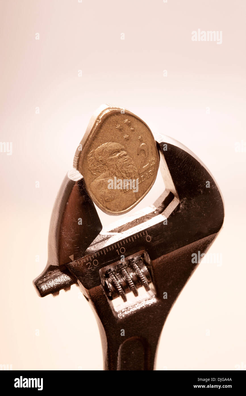 Australische zwei-Dollar-Münze immer gequetscht durch Schraubenschlüssel Stockfoto