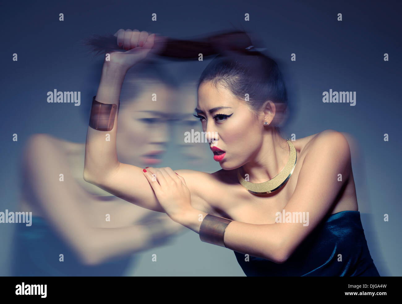 Asiatische Frau, weibliches Model Mode Portrait posieren, schauen Weg, ziehen Pferdeschwanz. Ein High-Fashion-Kreativkonzept-Porträt. Stockfoto