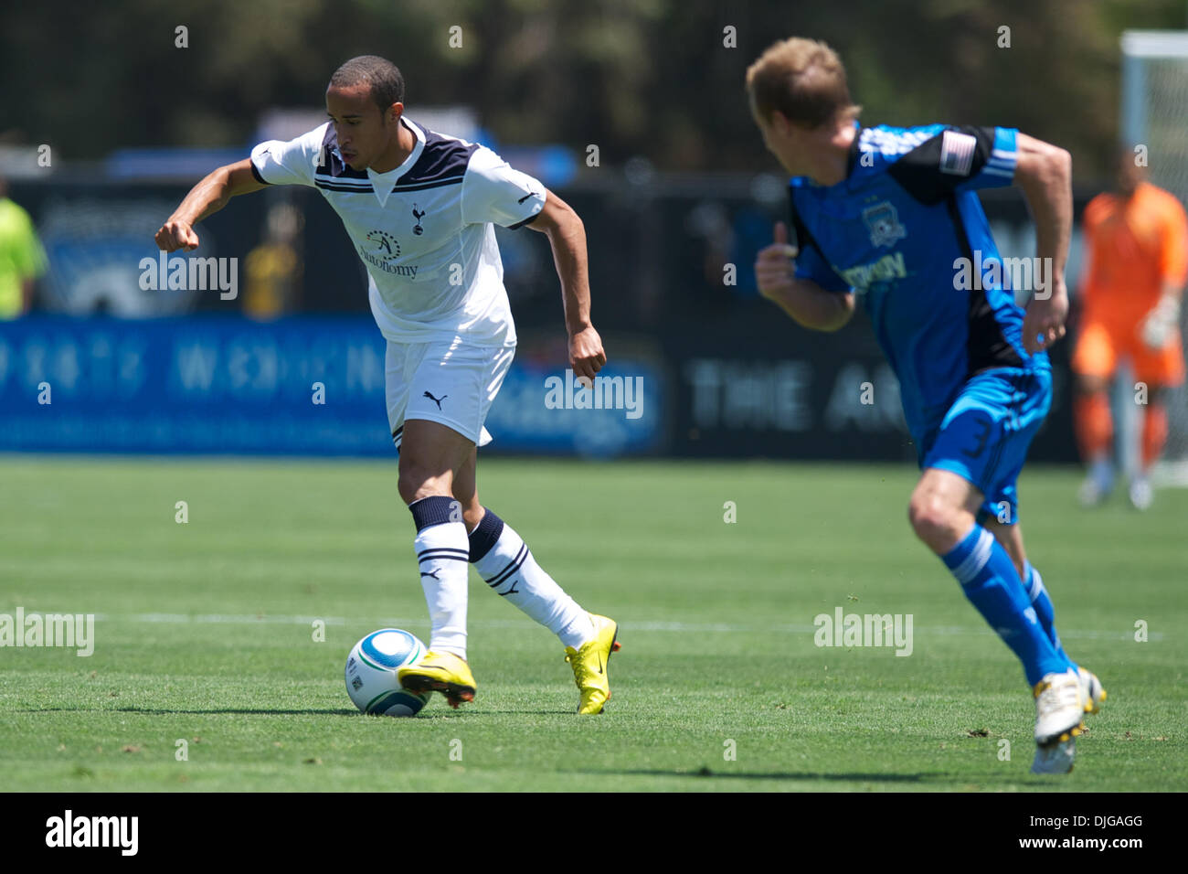 17. Juli 2010 - Santa Clara, Kalifornien, Vereinigte Staaten von Amerika - 17. Juli 2010: Tottenham Hotspur M Andros Townsend (31) bringt die Kugel Upfield während der Exhibition-Match zwischen der San Jose Earthquakes und Tottenham Hotspur im Buck Shaw Stadium in Santa Clara, CA... Obligatorische Credit: Matt Cohen / Southcreek Global (Kredit-Bild: © Southcreek Global/ZUMApress.com) Stockfoto