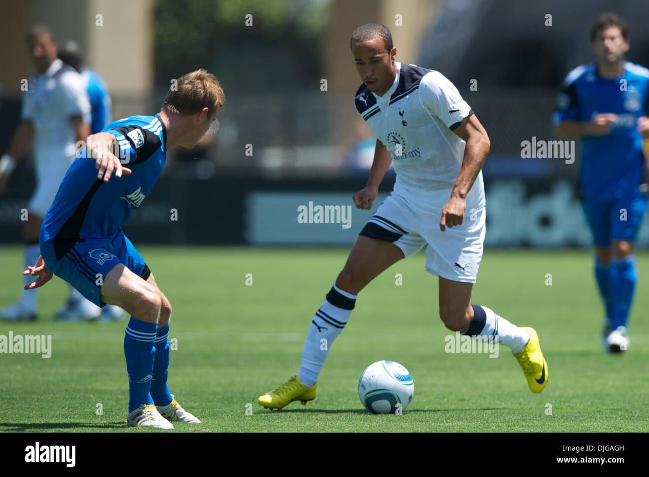17. Juli 2010 - Santa Clara, Kalifornien, Vereinigte Staaten von Amerika - 17. Juli 2010: Tottenham Hotspur M Andros Townsend (31) bringt die Kugel Upfield während der Exhibition-Match zwischen der San Jose Earthquakes und Tottenham Hotspur im Buck Shaw Stadium in Santa Clara, CA... Obligatorische Credit: Matt Cohen / Southcreek Global (Kredit-Bild: © Southcreek Global/ZUMApress.com) Stockfoto