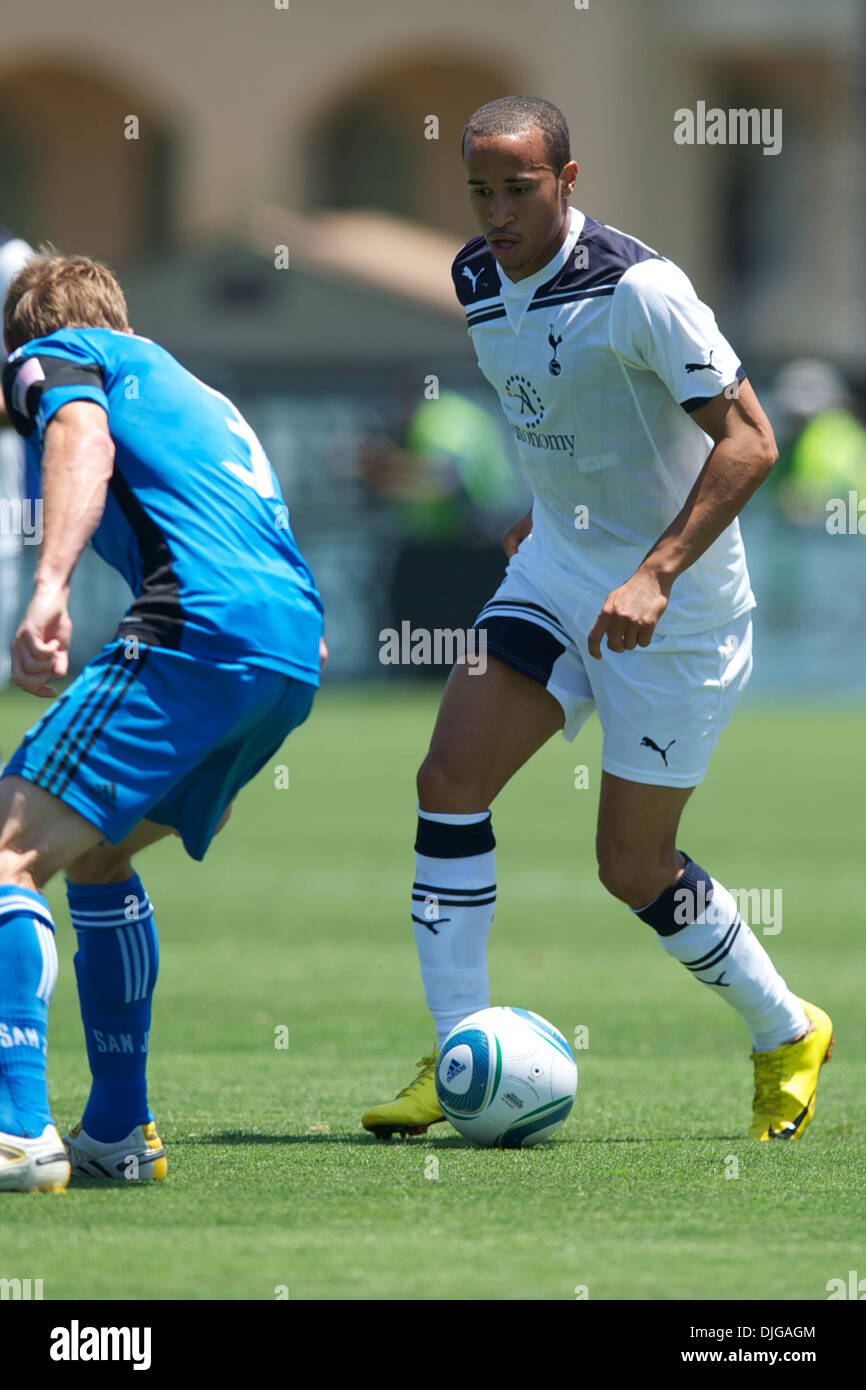 17. Juli 2010 - Santa Clara, Kalifornien, Vereinigte Staaten von Amerika - 17. Juli 2010: Tottenham Hotspur M Andros Townsend (31) bringt die Kugel Upfield während der Exhibition-Match zwischen der San Jose Earthquakes und Tottenham Hotspur im Buck Shaw Stadium in Santa Clara, CA... Obligatorische Credit: Matt Cohen / Southcreek Global (Kredit-Bild: © Southcreek Global/ZUMApress.com) Stockfoto