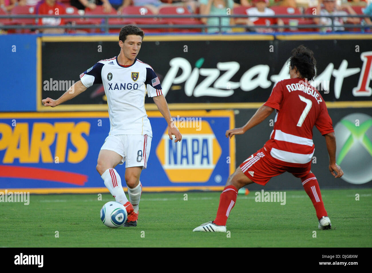 RSL MF wird Johnson #8 und FCD FW Milton Rodriguez #7 in MLS Real Salt Lake Löwen am FC Dallas Bulls Spiel im Pizza Hut Park in Frisco, TX. FC Dallas gewinnt gegen Real Salt Lake 2-0. (Kredit-Bild: © Patrick Grün/Southcreek Global/ZUMApress.com) Stockfoto