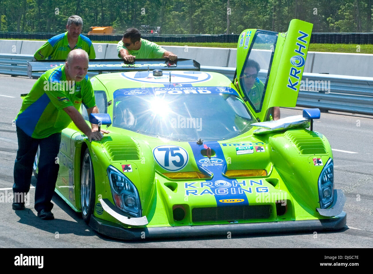 18. Juli 2010 - Millville, New Jersey, Vereinigte Staaten von Amerika - 18. Juli 2010: The #75 Krohn Rennwagen, Daytona Prototypen (DP) in die Grube Road vor dem Start der NJMP 250, präsentiert von Crown Royal auf der New Jersey Motorsports Park in Millville, New Jersey geschoben ist.  Obligatorische Credit: William A. Guerro / Southcreek Global (Kredit-Bild: © Southcreek Global/ZUMApress.com) Stockfoto