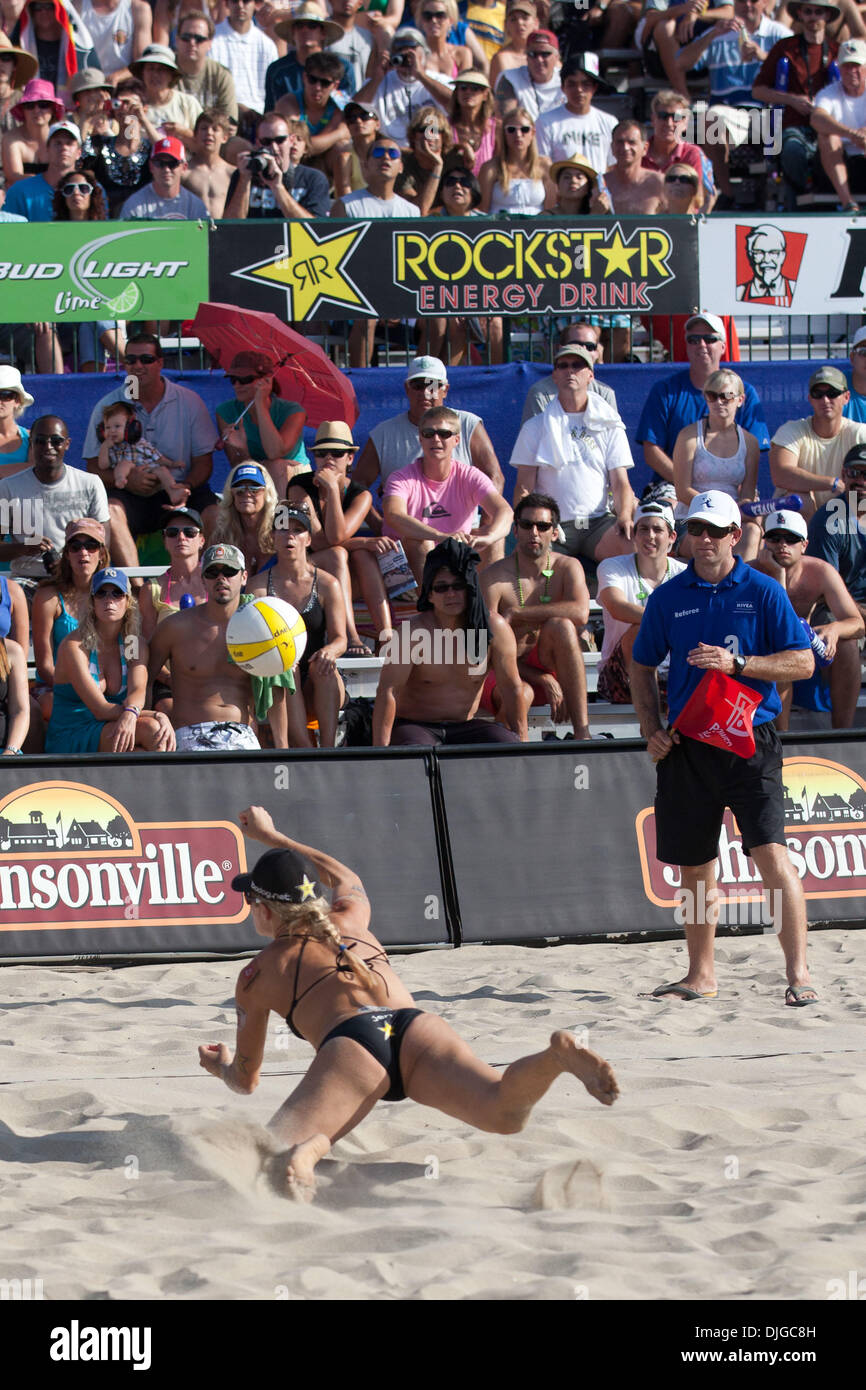 18. Juli 2010 - Hermosa Beach, CA, Vereinigte Staaten von Amerika - 18. Juli 2010: Jennifer Kessy Tauchgänge für die Grabung im Finale der Damen. Besiegt sie und April Ross Rachel Scott und Elaine Youngs 21-17 und 21-14 in der Damen-Finale bei der AVP Nivea Tour in Hermosa Beach, Kalifornien.  Obligatorische Credit: Josh Kapelle / Southcreek Global (Kredit-Bild: © Southcreek Global/ZUMApress.com) Stockfoto