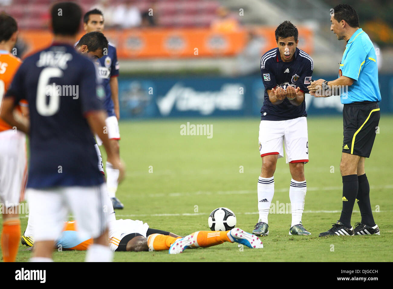 18. Juli 2010 - Houston, Texas, Vereinigte Staaten von Amerika - 18. Juli 2010: Marcelo Saragosa (#5) Mittelfeldspieler für Chivas USA protestiert ein Foul gegen ihn für einen Zweikampf auf Lovel Palmer (#22) Mittelfeldspieler für Houston Dynamo genannt.  Houston Dynamo und Chivas USA binden 1-1 in Robertson Stadium in Houston, TX... Obligatorische Credit: Anthony Vasser (Kredit-Bild: © Southcreek Global/ZUMApress Stockfoto