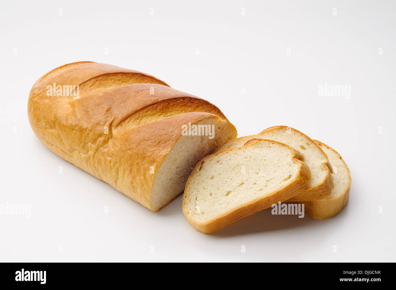 Ein Stück des traditionellen Weißbrot mit drei geschnittenen Scheiben Stockfoto