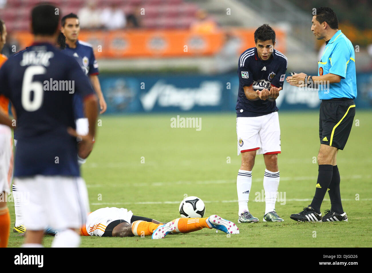 Marcelo Saragosa (#5) Proteste Mittelfeldspieler für Chivas USA ein Foul gegen ihn für einen Zweikampf auf Lovel Palmer (#22) Mittelfeldspieler für Houston Dynamo genannt.  Houston Dynamo und Chivas USA binden 1-1 in Robertson Stadium in Houston, Texas. (Kredit-Bild: © Anthony Vasser/Southcreek Global/ZUMApress.com) Stockfoto