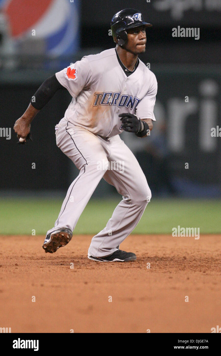 20. Juli 2010 - Kansas City, Missouri, Vereinigte Staaten von Amerika - 20. Juli 2010: Toronto Blue Jays linker Feldspieler Fred Lewis (15) führt von der zweiten Unterseite während Dienstages Baseball-Spiel zwischen den Kansas City Royals und die Toronto Blue Jays im Kauffman Stadium in Kansas City, Missouri... Obligatorische Credit: James Allison / Southcreek Global (Kredit-Bild: © Southcreek Global/ZUMApress.c Stockfoto