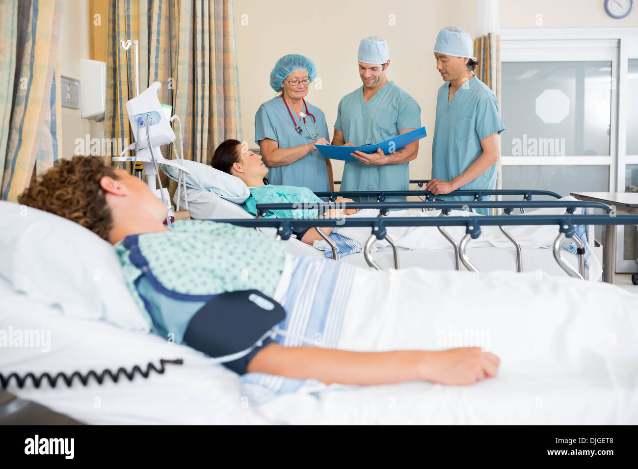 Krankenschwestern, die Untersuchung des Patienten-Testbericht Stockfoto
