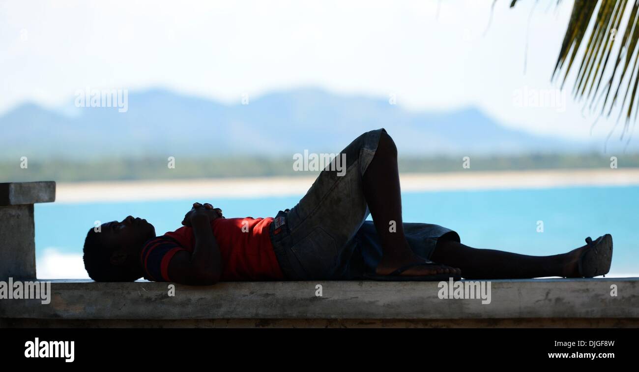 (131128)--Peking, 28. November 2013 (Xinhua)--A Mann nimmt eine Erholung am Strand in Sambava, Madagaskar, 20. November 2013. (Xinhua/Wu Xiaoling) (Zhf) Stockfoto