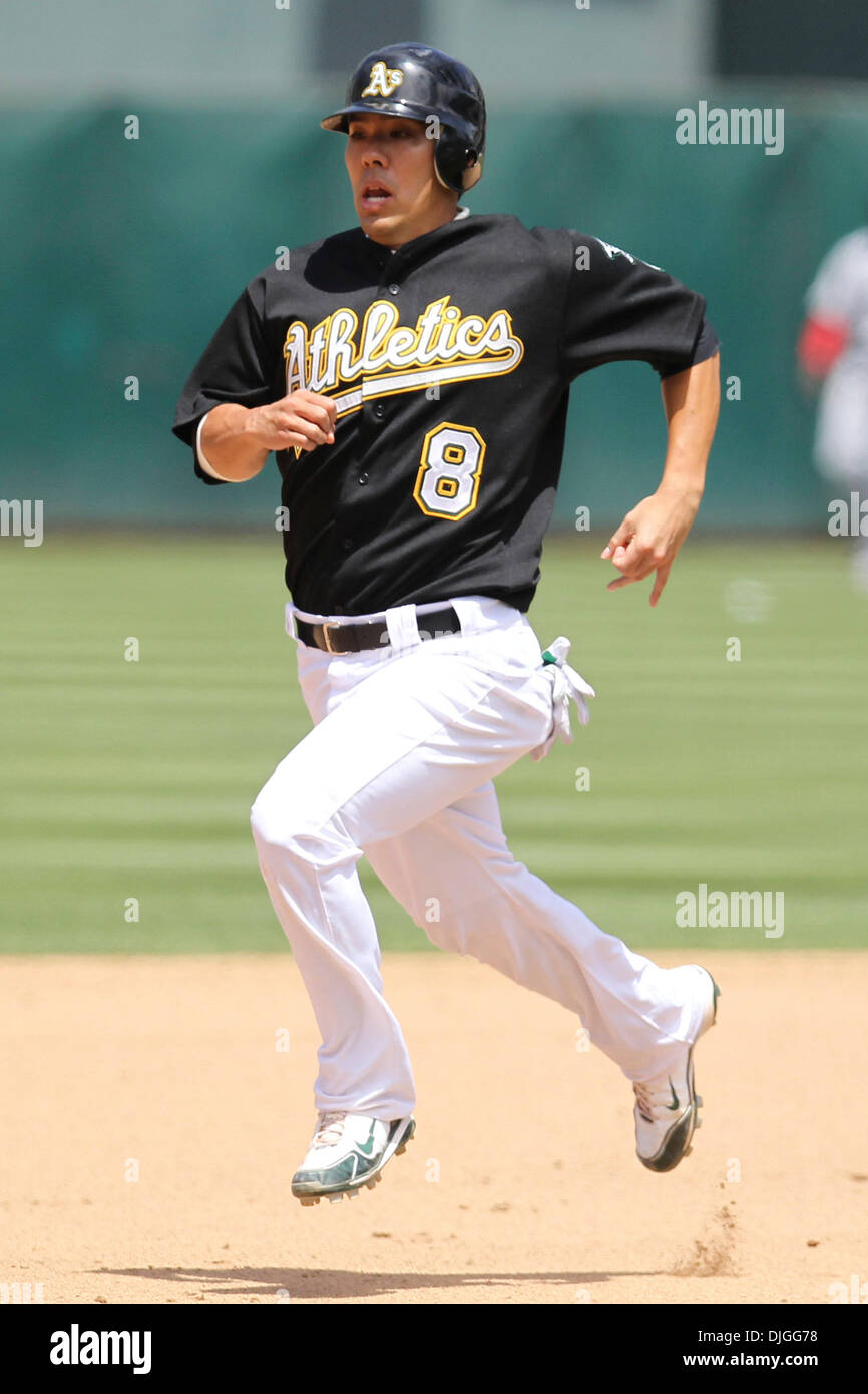 21. Juli 2010: Oakland, CA: Oakland Athletics hosten die Boston Red Sox.  Oakland Athletics Catcher Kurt Suzuki (8) fährt zum dritten Base.  Oakland Athletics gewannen das Spiel 6-4. (Kredit-Bild: © Dinno Kovic/Southcreek Global/ZUMApress.com) Stockfoto 21. Juli 2010: Oakland, CA: Oakland Athletics hosten die Boston Red Sox.  Oakland Athletics Catcher Kurt Suzuki (8) fährt zum dritten Base.  Oakland Athletics gewannen das Spiel 6-4. (Kredit-Bild: © Dinno Kovic/Southcreek Global/ZUMApress.com) Stockfoto