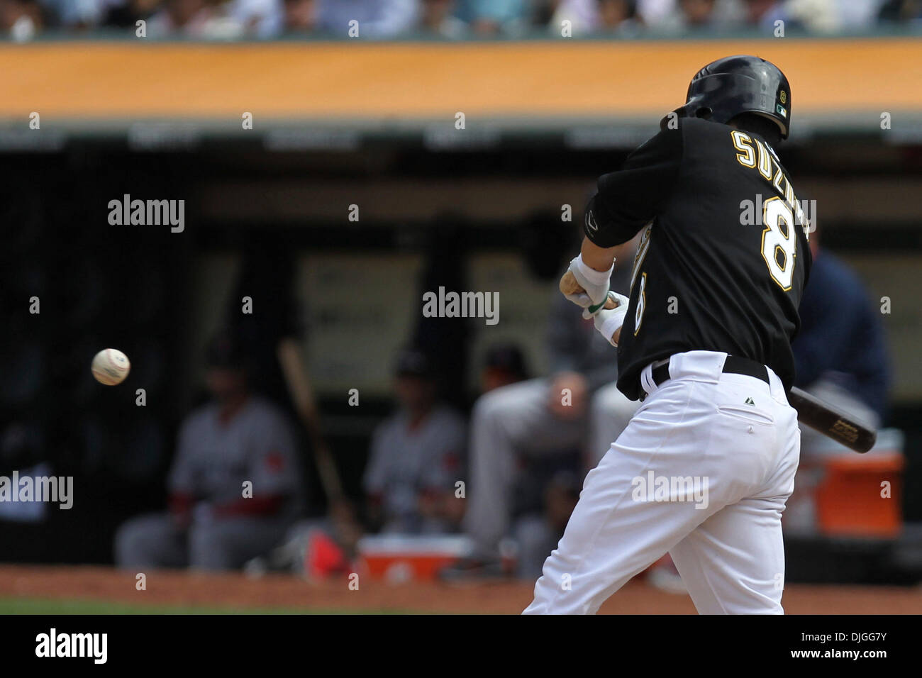 21. Juli 2010: Oakland, CA: Oakland Athletics hosten die Boston Red Sox.  Oakland Athletics Catcher Kurt Suzuki (8) gegen die Boston Red Sox Fledermäuse.  Oakland Athletics gewannen das Spiel 6-4. (Kredit-Bild: © Dinno Kovic/Southcreek Global/ZUMApress.com) Stockfoto 21. Juli 2010: Oakland, CA: Oakland Athletics hosten die Boston Red Sox.  Oakland Athletics Catcher Kurt Suzuki (8) gegen die Boston Red Sox Fledermäuse.  Oakland Athletics gewannen das Spiel 6-4. (Kredit-Bild: © Dinno Kovic/Southcreek Global/ZUMApress.com) Stockfoto