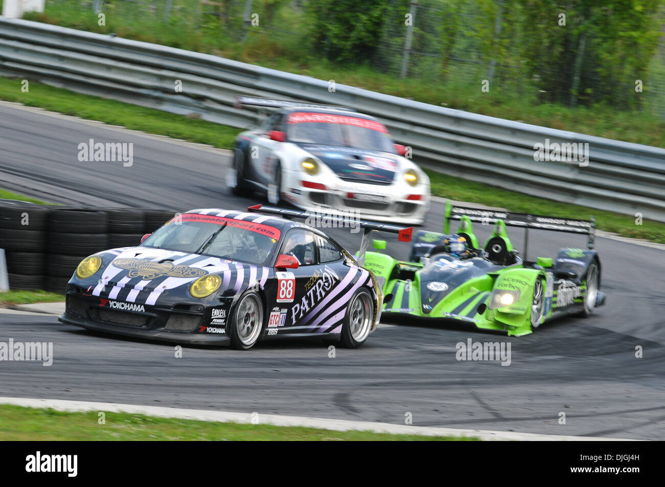 24. Juli 2010 - Lakeville, Connecticut, Vereinigte Staaten von Amerika - 24. Juli 2010: The #88 Velox Motorsports angetrieben von Shane Lewis tritt der Steigung vor dem #1 Patrón Highcroft Racing getrieben von David Brabham und die #48, angetrieben von Bryce Miller während der Nordosten Grand Prix in Lime Rock Park Lakeville, Connecticut... Obligatorische Credit: Geoff Bolte / Southcreek Global (Credit ich Stockfoto