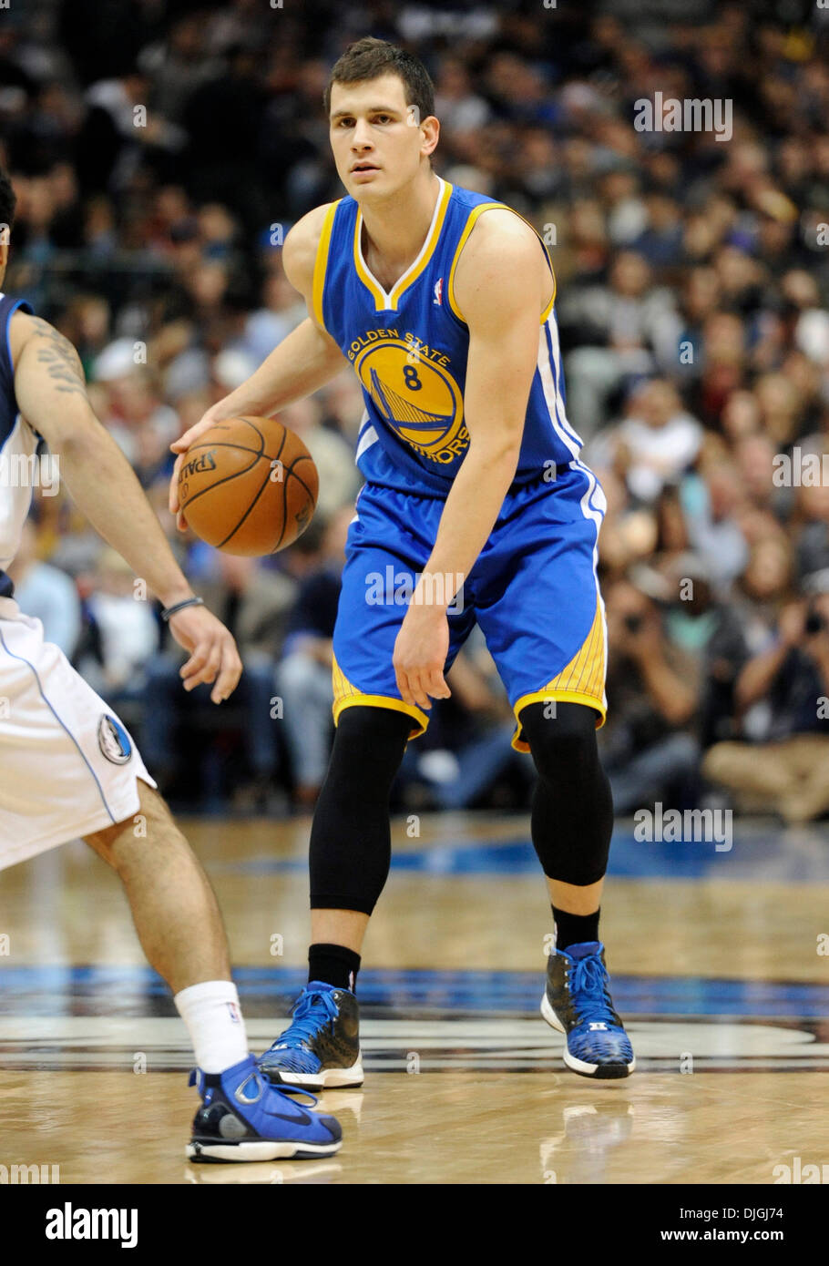 Dallas, TX, USA. 27. November 2013. Golden State Warriors point Guard Nemanja Nedovic #8 bei einem NBA-Spiel zwischen den Golden State Warriors und den Dallas Mavericks das American Airlines Center in Dallas, TX Dallas besiegt Golden State 103-99 Credit: Cal Sport Media/Alamy Live News Stockfoto