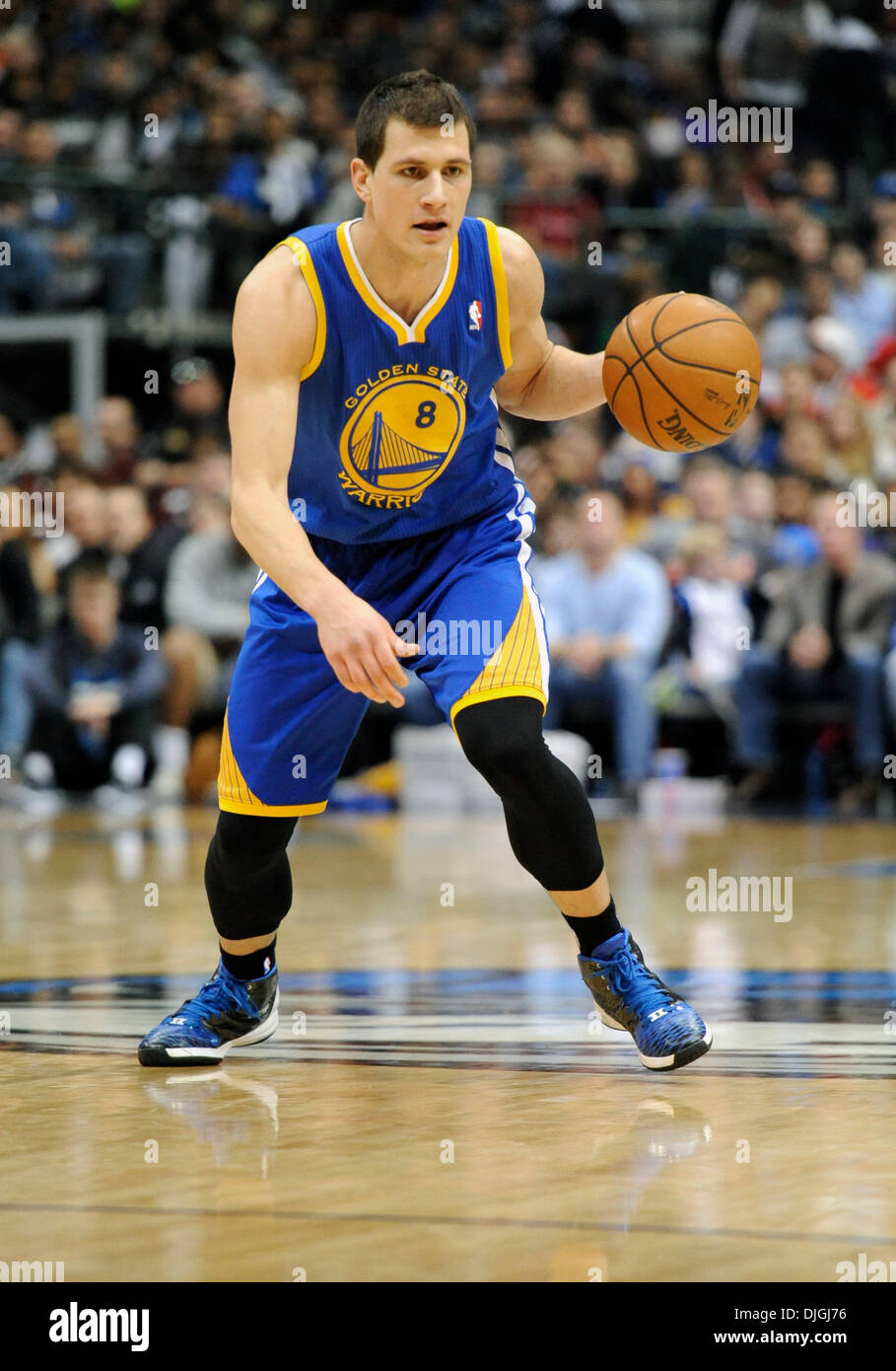 Dallas, TX, USA. 27. November 2013. Golden State Warriors point Guard Nemanja Nedovic #8 bei einem NBA-Spiel zwischen den Golden State Warriors und den Dallas Mavericks das American Airlines Center in Dallas, TX Dallas besiegt Golden State 103-99 Credit: Cal Sport Media/Alamy Live News Stockfoto
