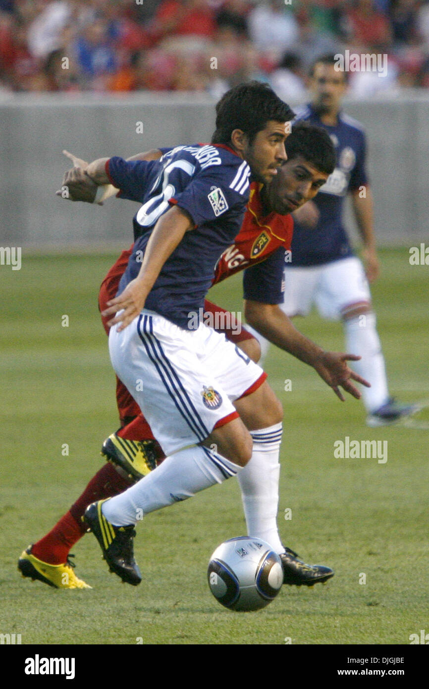 24. Juli 2010 - Sandy, Utah, Vereinigte Staaten von Amerika - 24. Juli 2010: Chivas USA Mittelfeldspieler Paulo Nagamura (26) in ihren 1: 1-Unentschieden in Rio Tinto Stadium vorbei an Real Salt Lake Mittelfeldspieler Javier Morales (11 arbeitet)... Obligatorische Credit: Stephen Holt / Southcreek Global (Kredit-Bild: © Southcreek Global/ZUMApress.com) Stockfoto