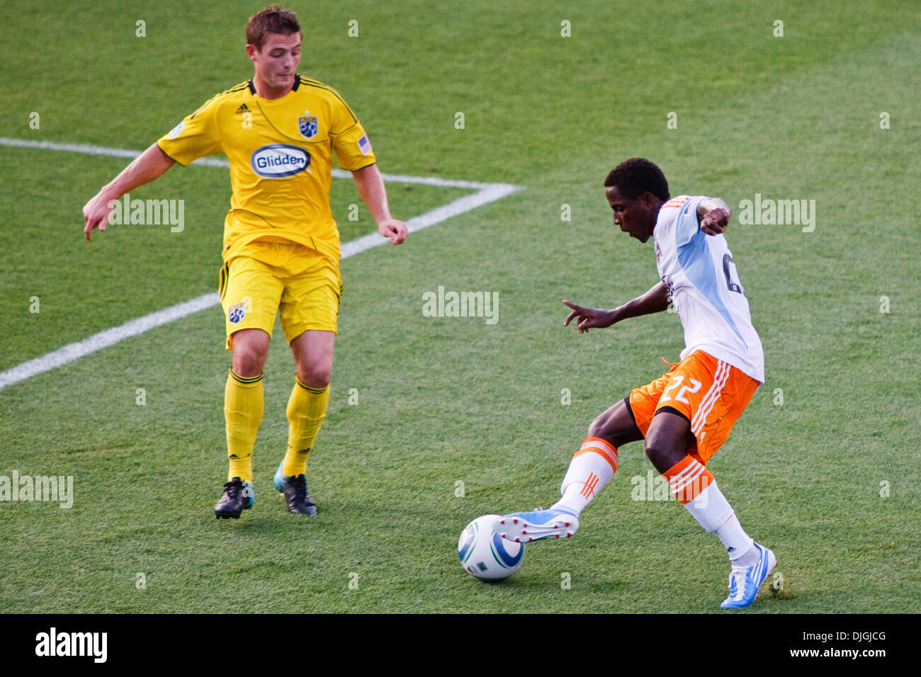 24. Juli 2010 - Columbus, Ohio, Vereinigte Staaten von Amerika - 24. Juli 2010: Dynamo Mittelfeldspieler Lovel Palmer (22) steuert den Ball als Crew Mittelfeldspieler Robbie Rogers (18) während der ersten Halbzeit Spiel Aktion verteidigt.  Die Columbus Crew besiegte Houston Dynamo 3: 0 bei Crew Stadium in Columbus, Ohio.   . Obligatorische Credit: Scott W. Grau / Southcreek Global (Kredit-Bild: © Southcreek Global/ZU Stockfoto