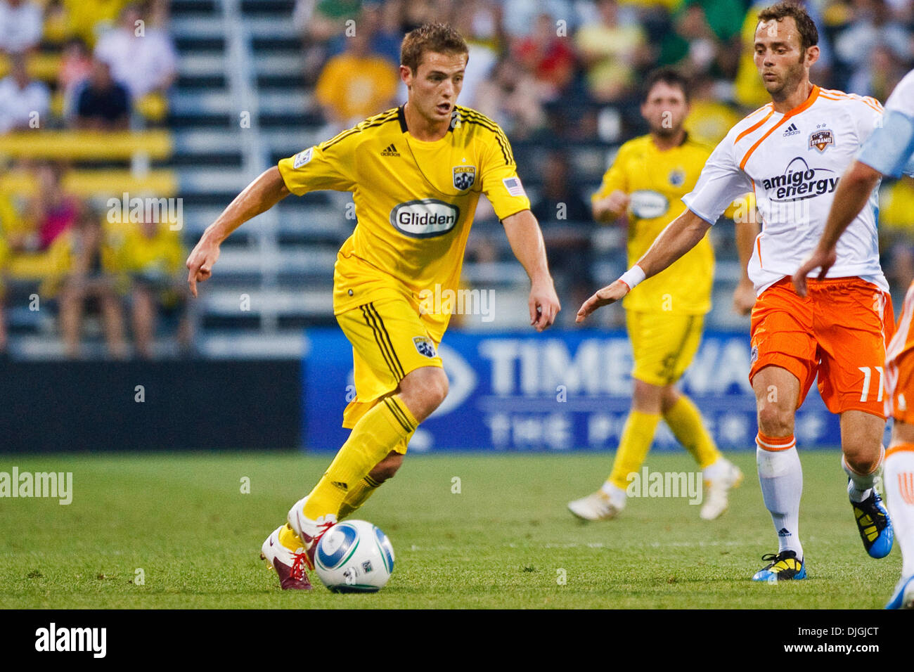 24. Juli 2010 - Columbus, Ohio, Vereinigte Staaten von Amerika - 24. Juli 2010: Crew Mittelfeldspieler Robbie Rogers (18) dribbelt das Ball-Feld, wie Dynamo Midifielder Brad Davis (11) während der zweiten Halbzeit Spiel Aktion aussieht, auf.  Die Columbus Crew besiegte Houston Dynamo 3: 0 bei Crew Stadium in Columbus, Ohio.   . Obligatorische Credit: Scott W. Grau / Southcreek Global (Kredit-Bild: © Southcreek Stockfoto