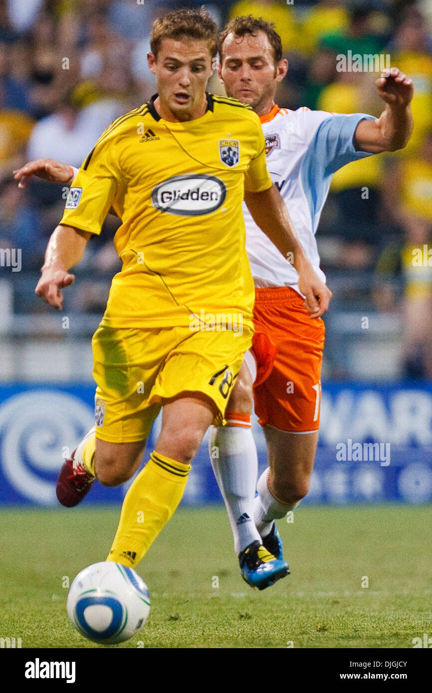 24. Juli 2010 - Columbus, Ohio, Vereinigte Staaten von Amerika - 24. Juli 2010: Crew Mittelfeldspieler Robbie Rogers (18) dribbelt das Ball-Feld mit Dynamo Mittelfeldspieler Brad Davis (11) in der Verfolgung während der zweiten Halbzeit Spiel handeln.  Die Columbus Crew besiegte Houston Dynamo 3: 0 bei Crew Stadium in Columbus, Ohio.   . Obligatorische Credit: Scott W. Grau / Southcreek Global (Kredit-Bild: © Southcr Stockfoto