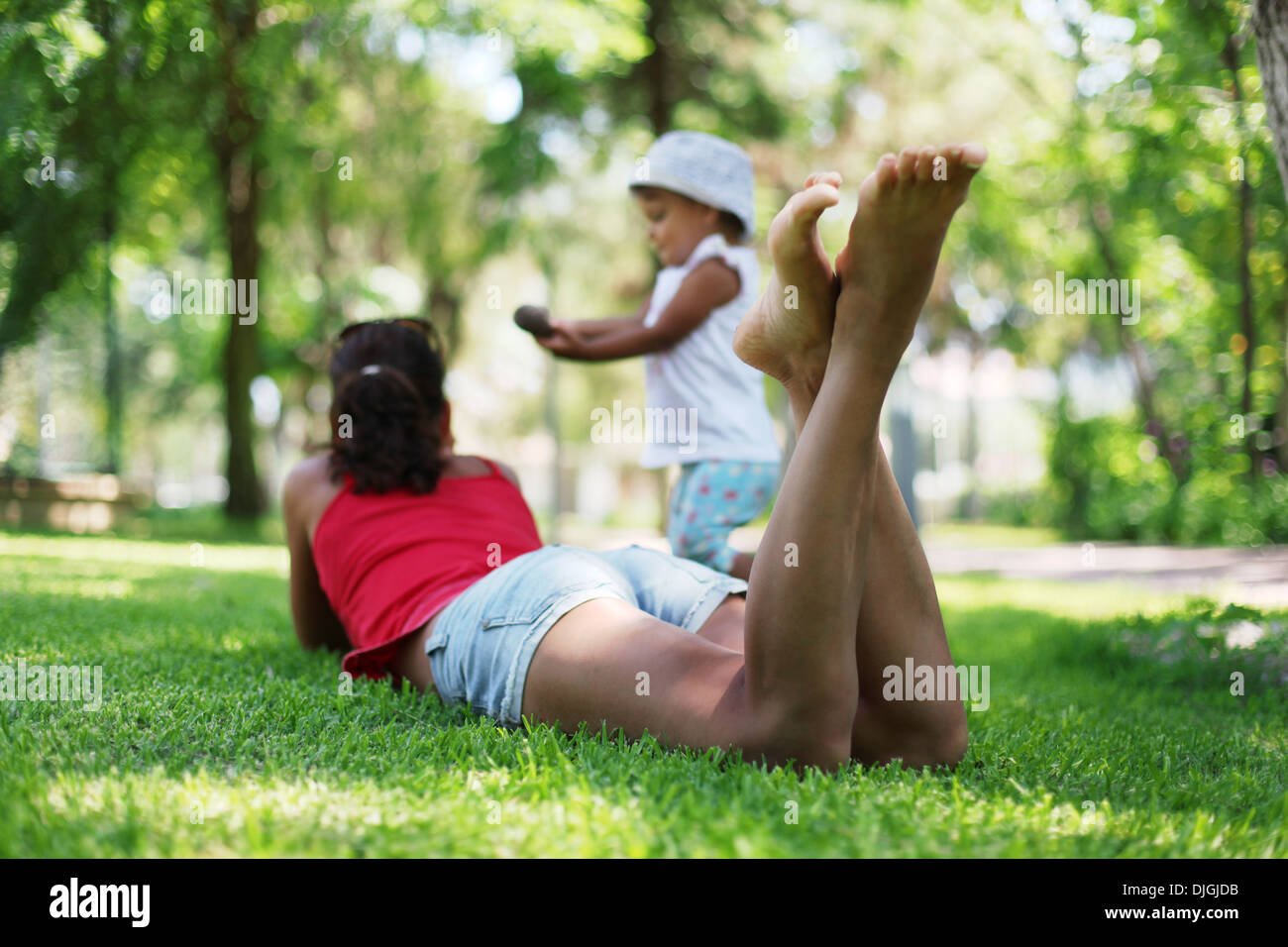 Mutter und Tochter haben eine Pause im Park. Stockfoto