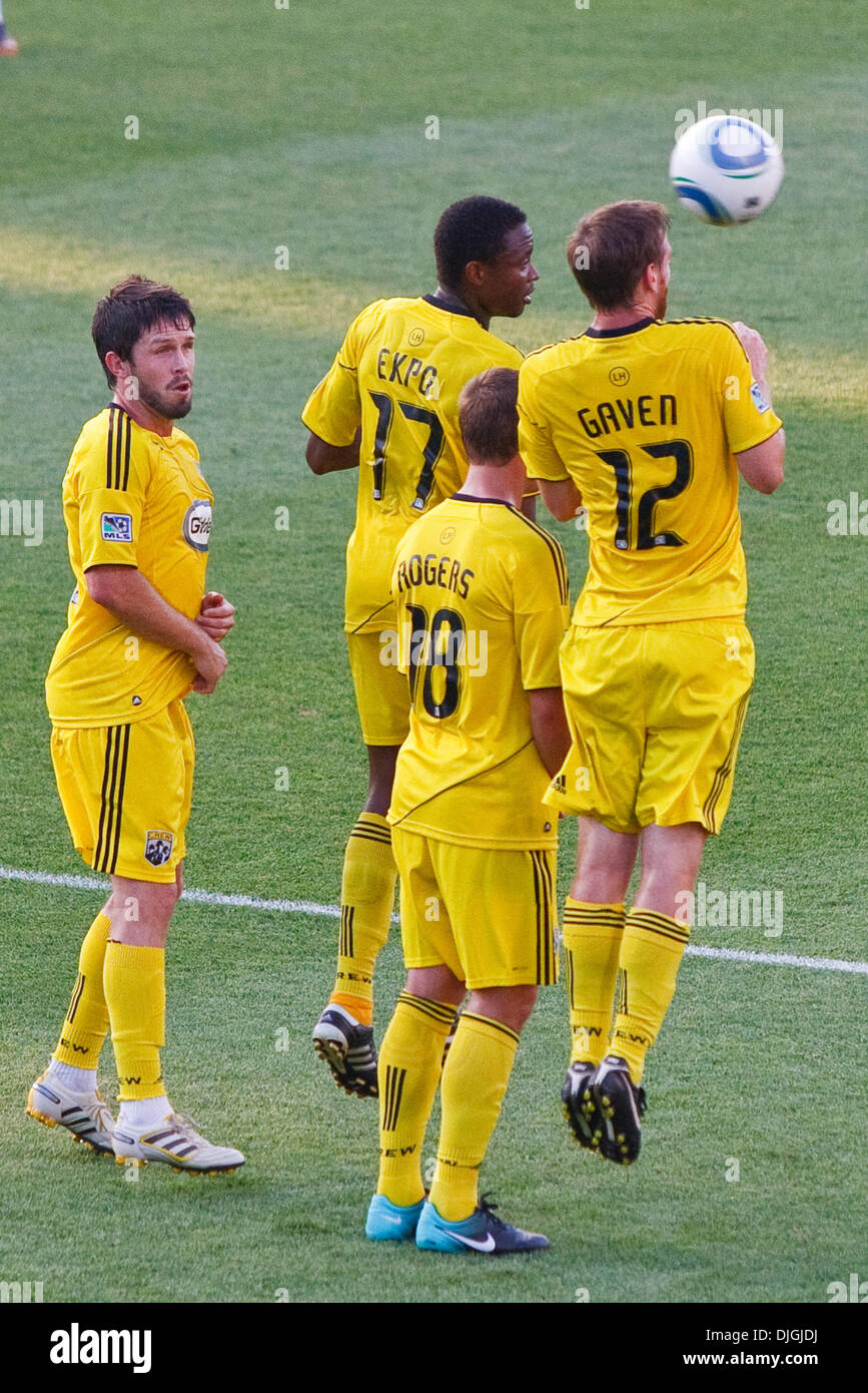 24. Juli 2010 - Columbus, Ohio, Vereinigte Staaten von Amerika - 24. Juli 2010: Crew Mittelfeldspieler Eddie Gaven (12), Robbie Rogers (18) und Emmanuel Ekpo (17) und Verteidiger Danny O'Rourke (5) bilden eine Wand Duing ein direkten Kick versuchen durch Dynamo während der ersten Halbzeit Spiel handeln.  Die Columbus Crew besiegte Houston Dynamo 3: 0 bei Crew Stadium in Columbus, Ohio.   . Obligatorische Credit: Scott W Stockfoto