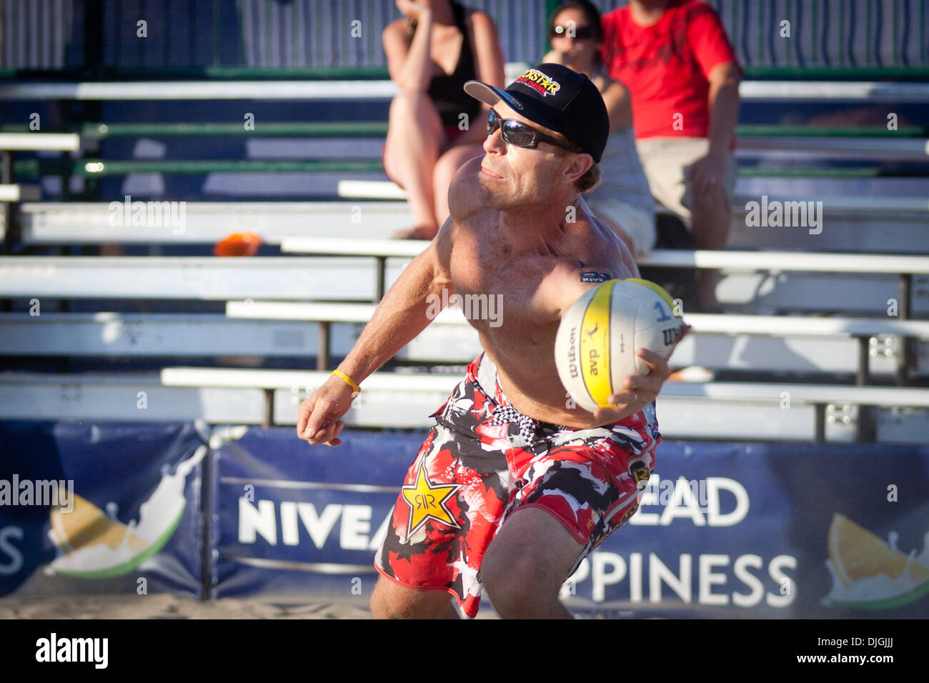 24. Juli 2010 - Long Beach, Kalifornien, USA - 24. Juli 2010: Casey Jennings greift und den Ball mit seinem Seitenhieb auf die AVP Nivea Tour in Long Beach, CA. flacht (Credit-Bild: © Josh Kapelle/Southcreek Global/ZUMApress.com) Stockfoto