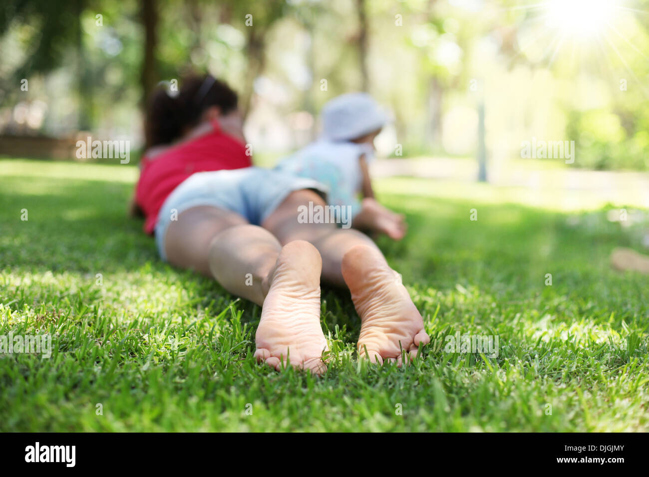 Mutter und Tochter haben eine Pause im Park. Stockfoto