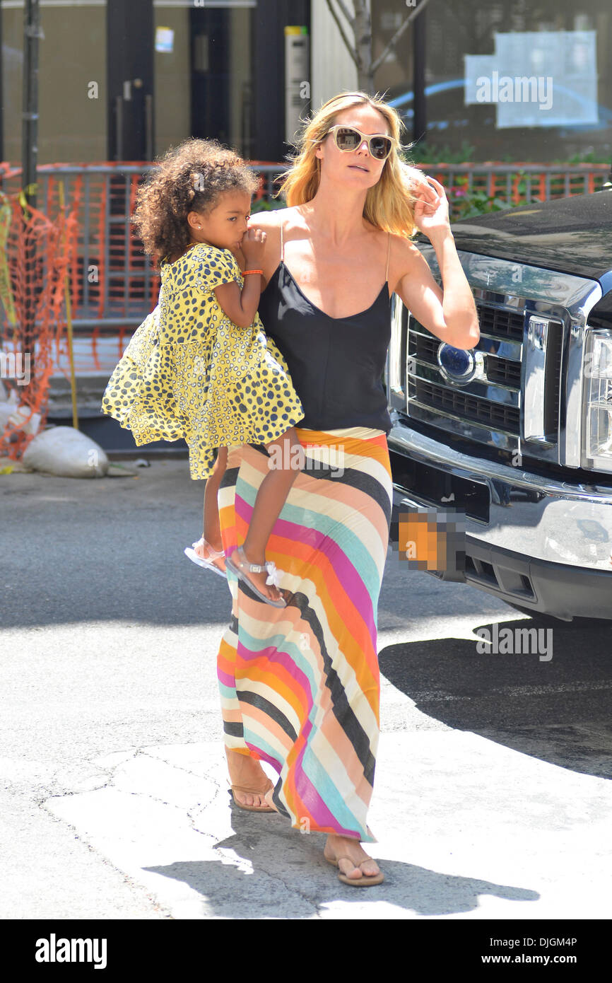 Heidi Klum und Tochter Lou Sulola Samuel sind unterwegs in Manhattan New York City, USA - 10.07.12 gesehen. Stockfoto