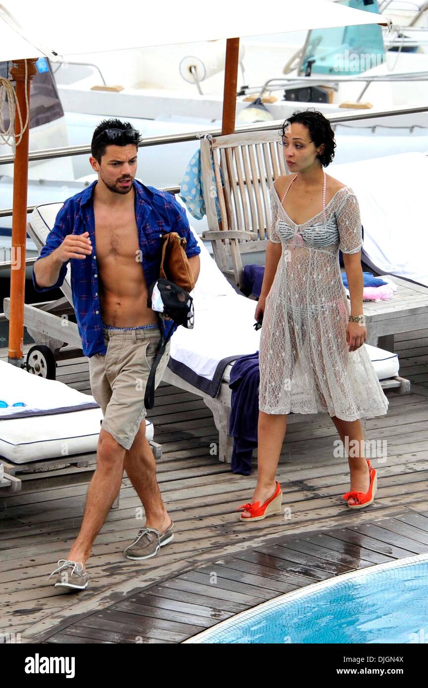 Dominic Cooper und seine Freundin Ruth Negga genießen Sie einen Urlaub am Pool im Hotel Della Regina Isabella Ischia, Italien - 12.07.12 Stockfoto