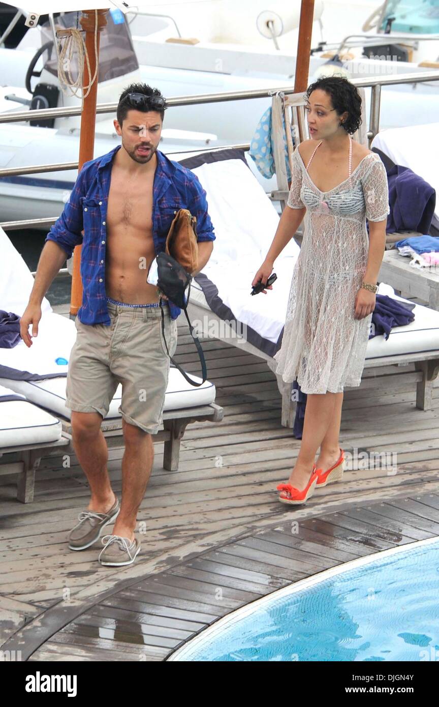 Dominic Cooper und seine Freundin Ruth Negga genießen Sie einen Urlaub am Pool im Hotel Della Regina Isabella Ischia, Italien - 12.07.12 Stockfoto