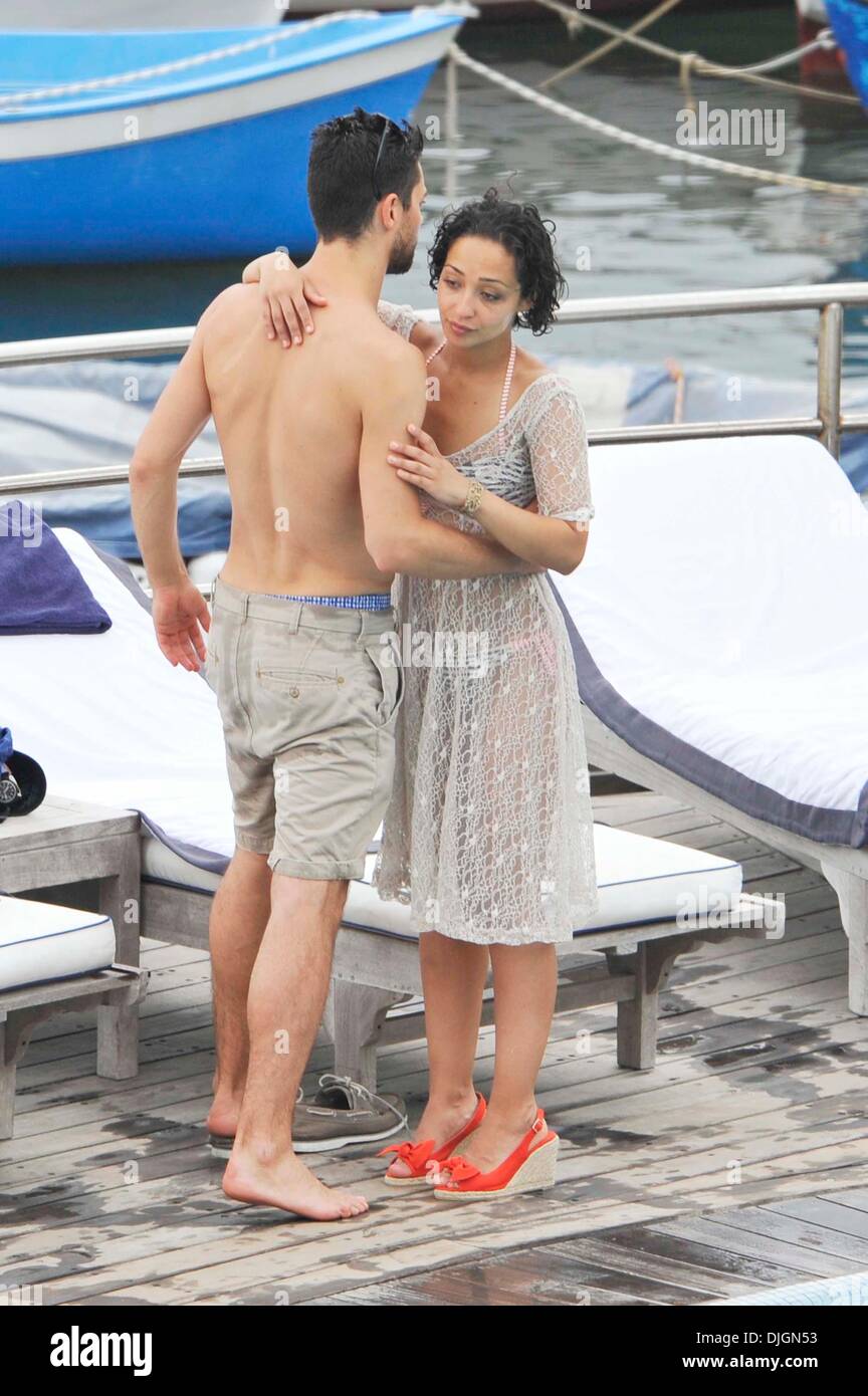 Dominic Cooper und seine Freundin Ruth Negga genießen Sie einen Urlaub am Pool im Hotel Della Regina Isabella Ischia, Italien - 12.07.12 Stockfoto