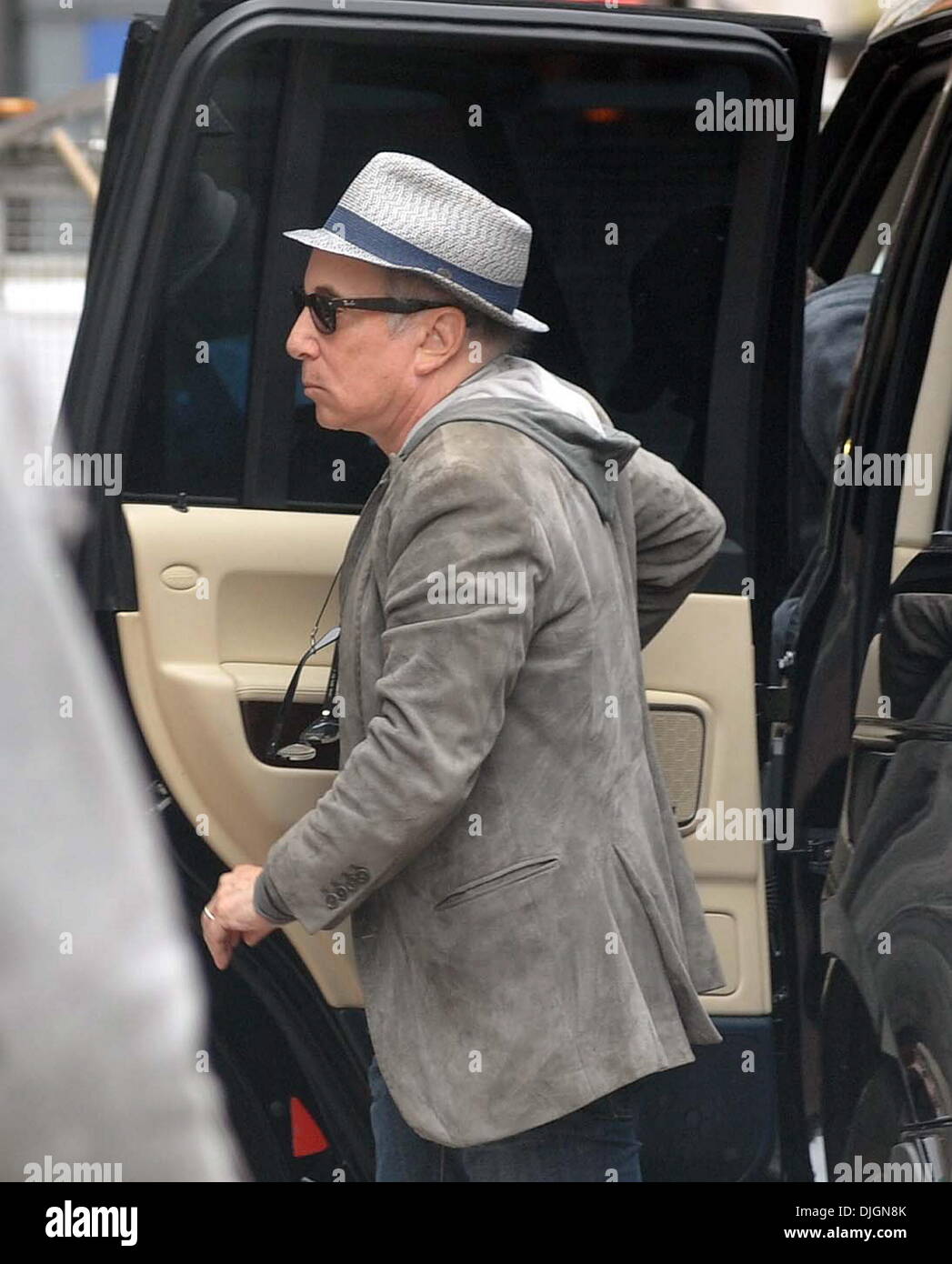 Paul Simon Einkaufen auf der Grafton Street vor seinem Konzert heute Abend in der O2 Dublin Dublin, Irland - 12.07.12 Stockfoto