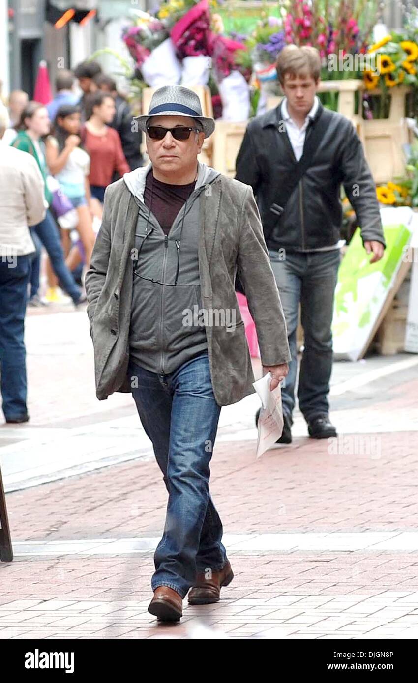 Paul Simon Einkaufen auf der Grafton Street vor seinem Konzert heute Abend in der O2 Dublin Dublin, Irland - 12.07.12 Stockfoto