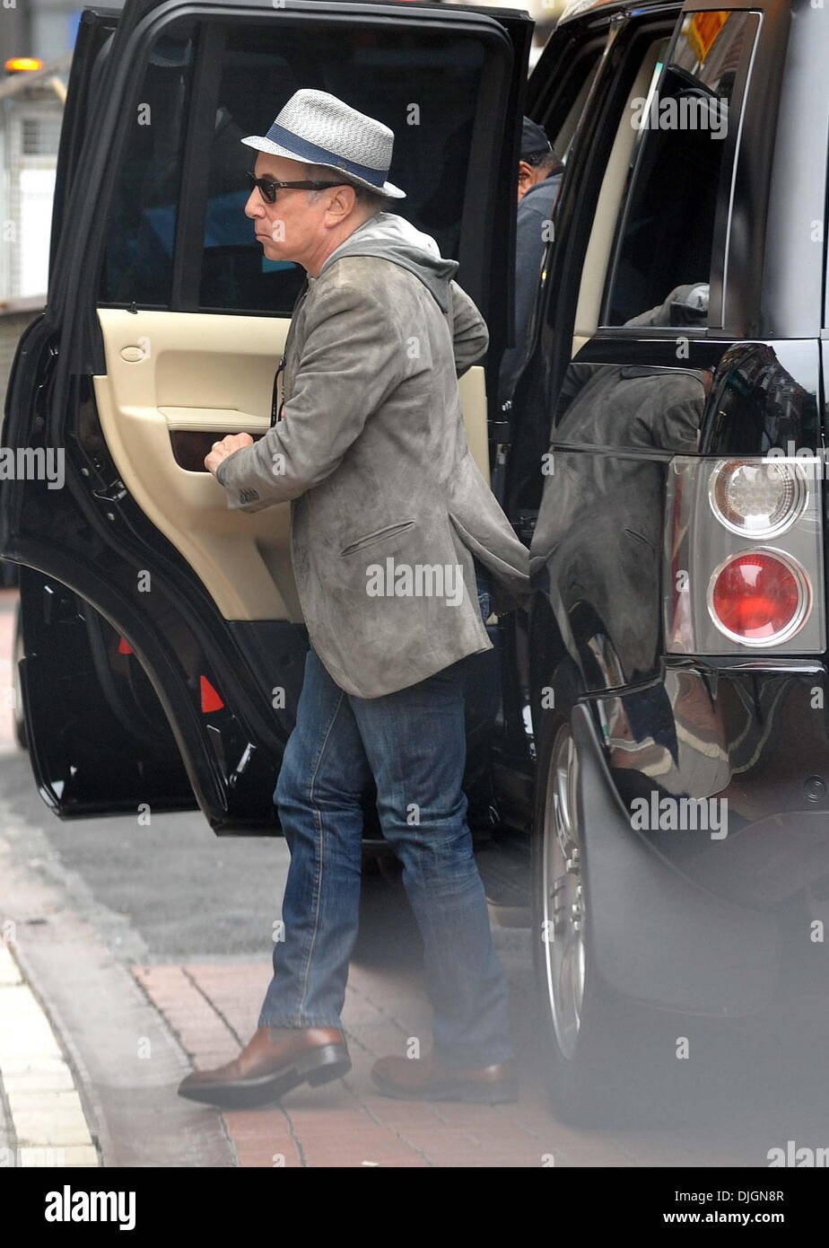 Paul Simon Einkaufen auf der Grafton Street vor seinem Konzert heute Abend in der O2 Dublin Dublin, Irland - 12.07.12 Stockfoto