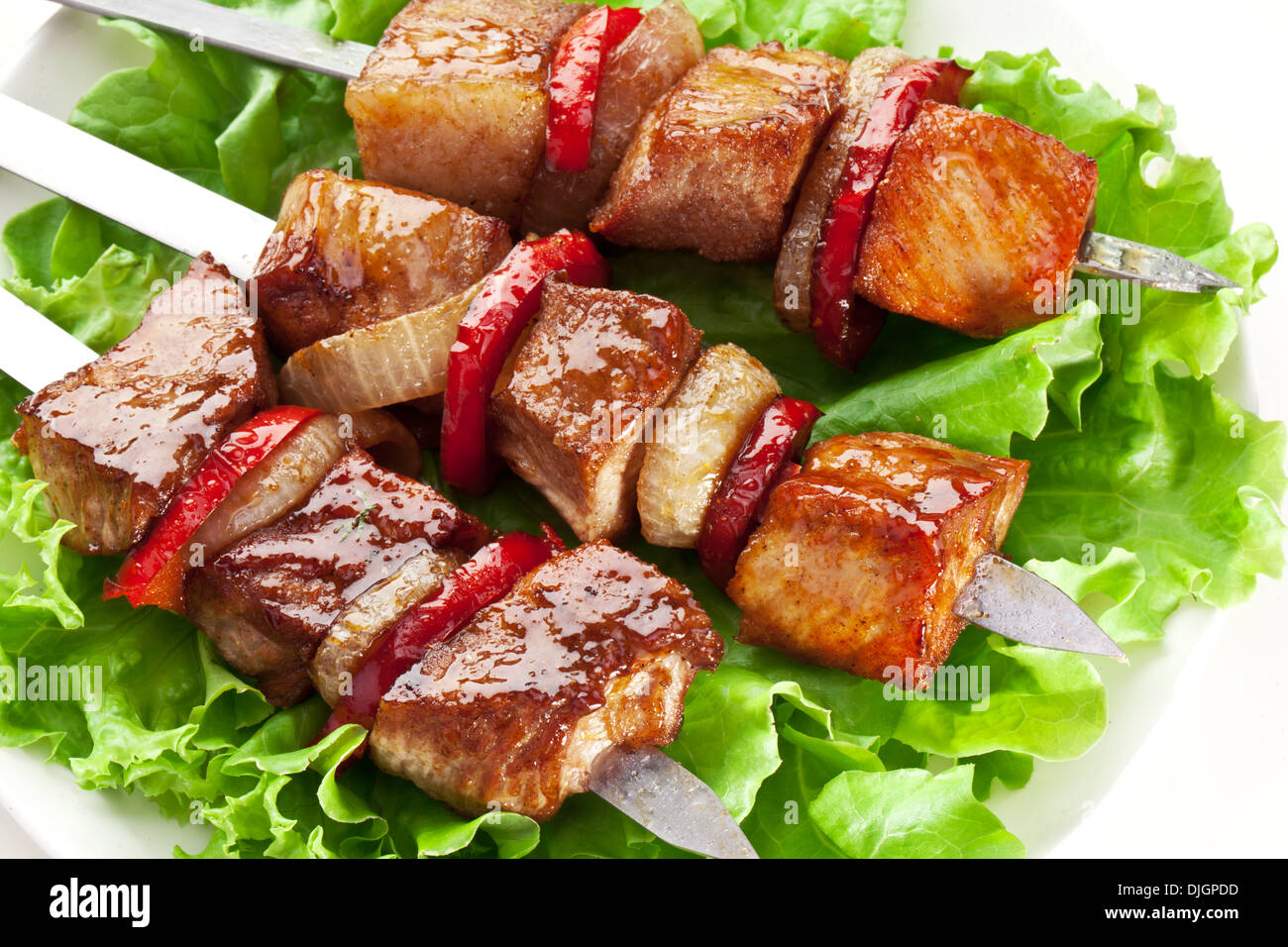 Vom Grill Kebab (Schaschlik) auf Spießen über Salat. Stockfoto
