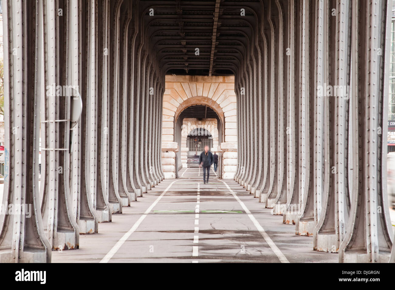 Menschen zu Fuß unter dem Viadukt de Passy auf Pont Bir Hakeim. Stockfoto