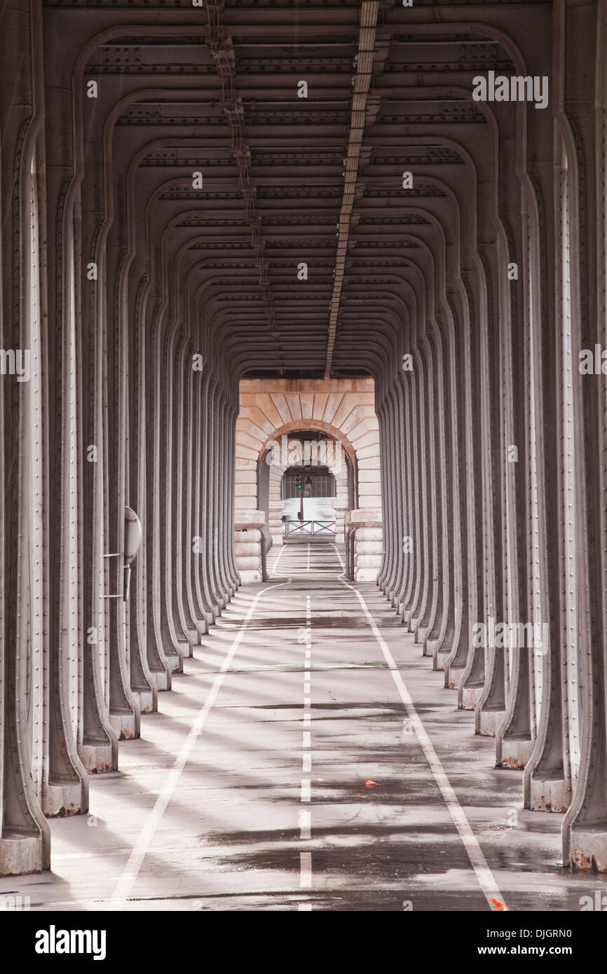Menschen zu Fuß unter dem Viadukt de Passy auf Pont Bir Hakeim. Stockfoto
